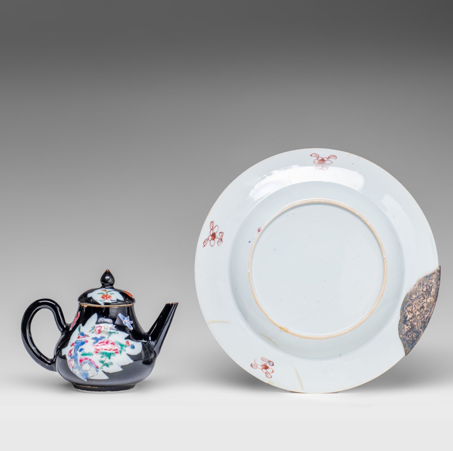 Two Chinese famille rose export porcelain dishes, with silver mounts, Qianlong period, dia 22,3 - 23 - Bild 3 aus 12