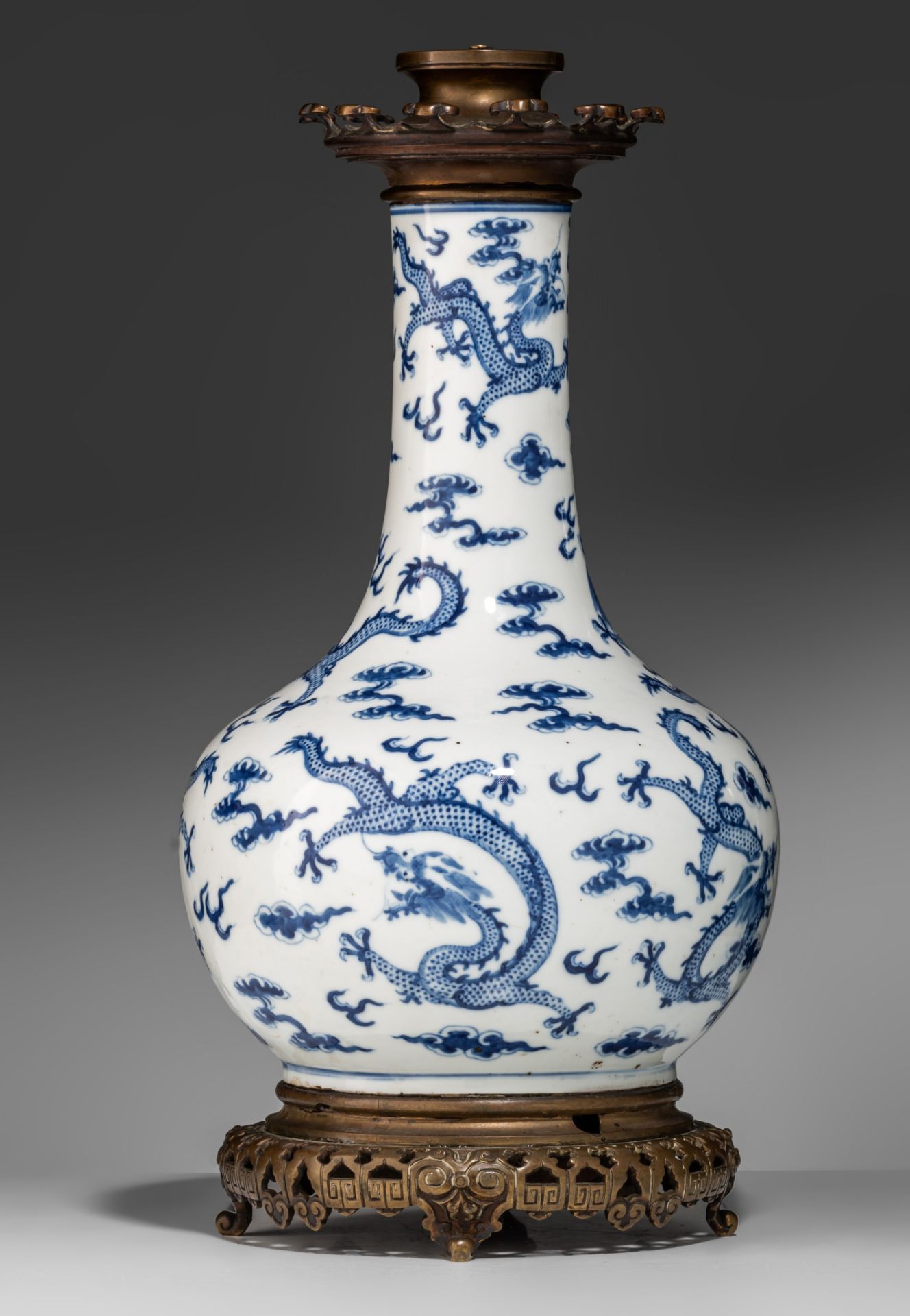 A Chinese blue and white 'Dragons' bottle vase, Guangxu period, Total H 47,5 cm - Bild 5 aus 7