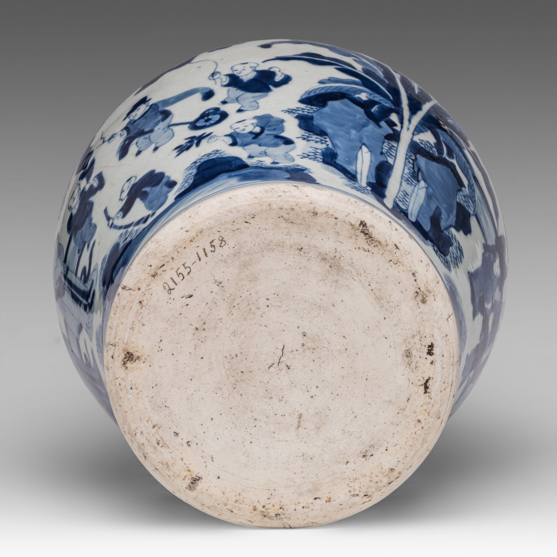 A Chinese Ming style blue and white 'Long Elisa' baluster jar and cover, Transitional/ Chongzheng pe - Bild 6 aus 8