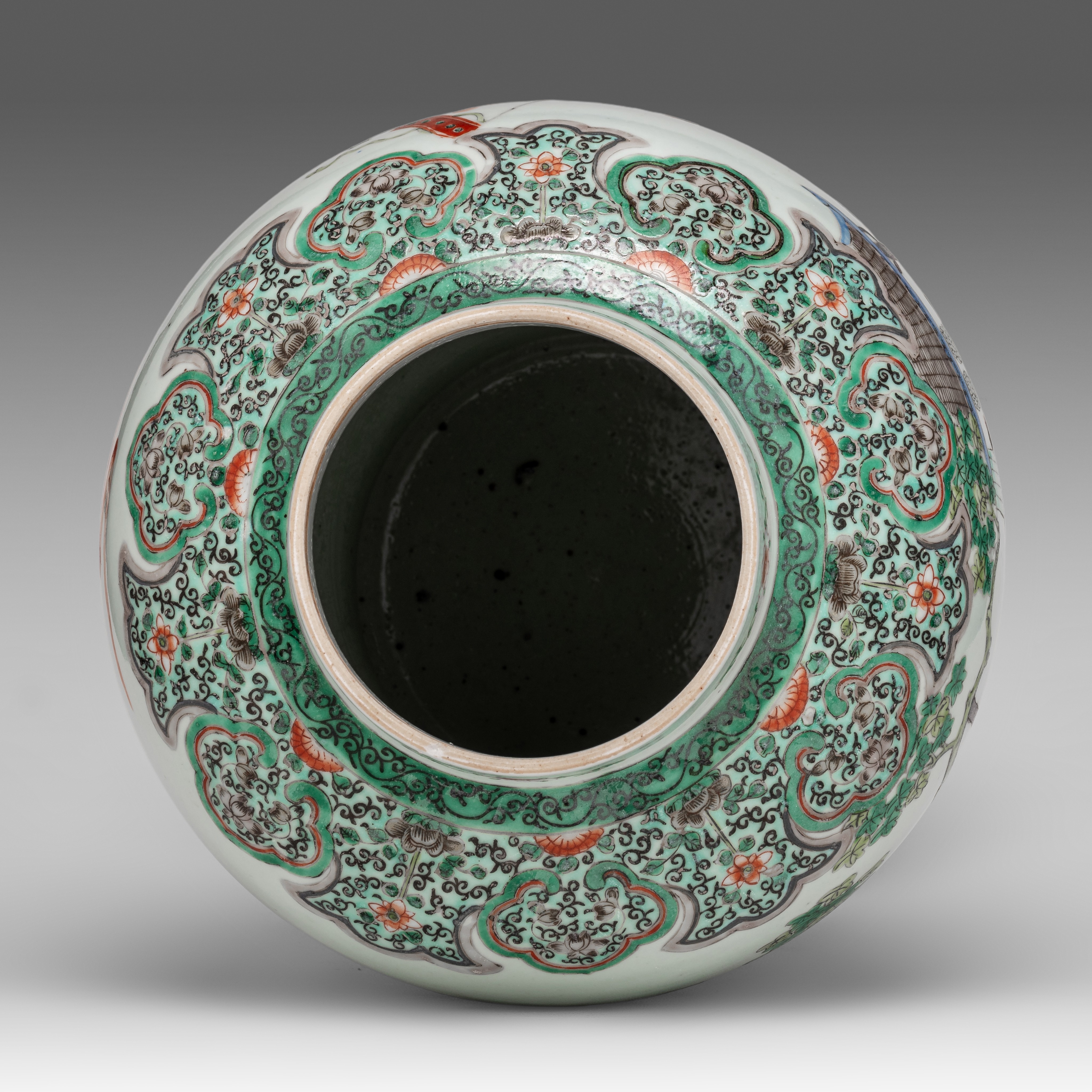 A Chinese famille verte 'Immortals' baluster vase and cover, Republic period, H 43,5 cm - Image 5 of 8
