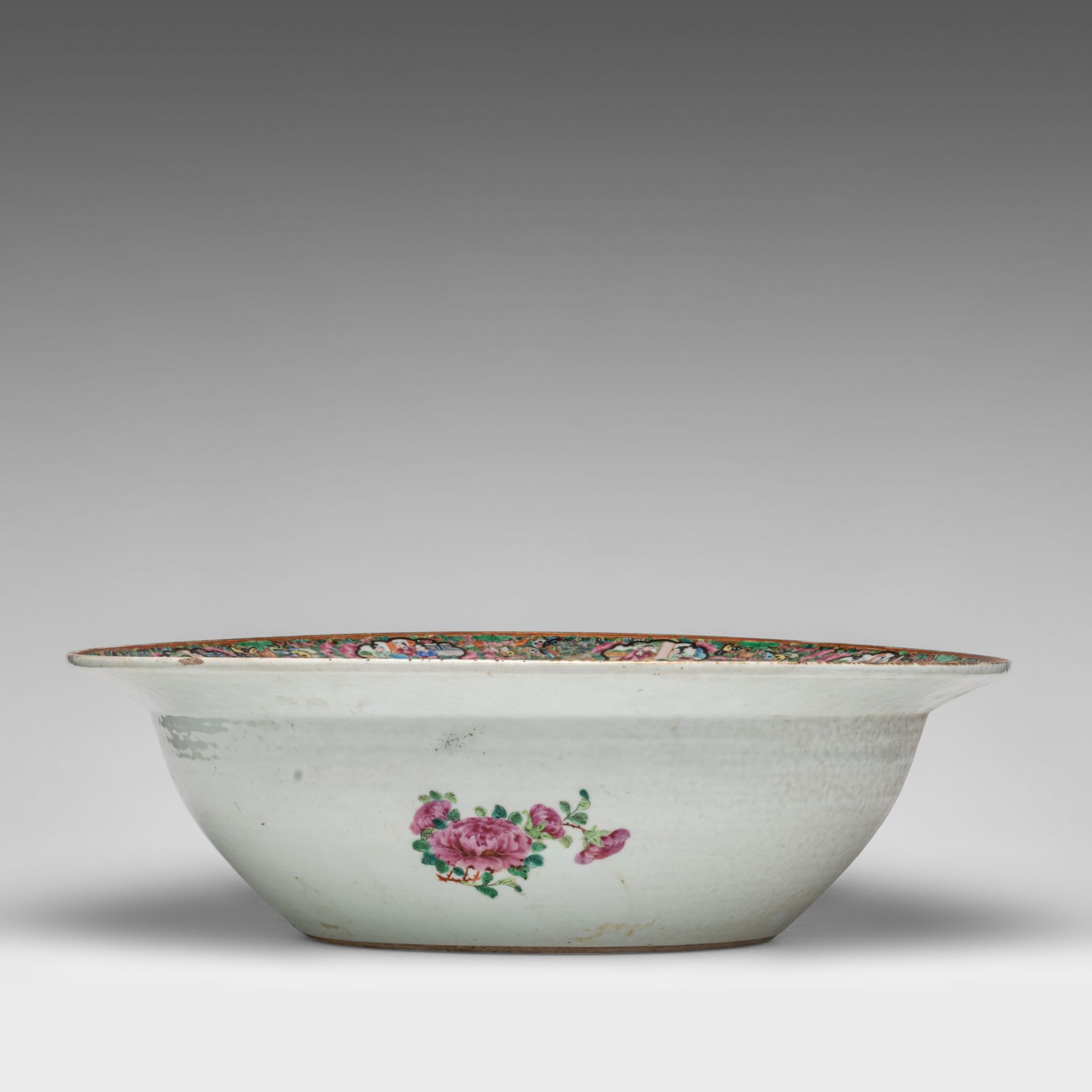 A Chinese Canton famille rose basin bowl, 19thC, dia 47 - H 14,5 cm - Bild 8 aus 9