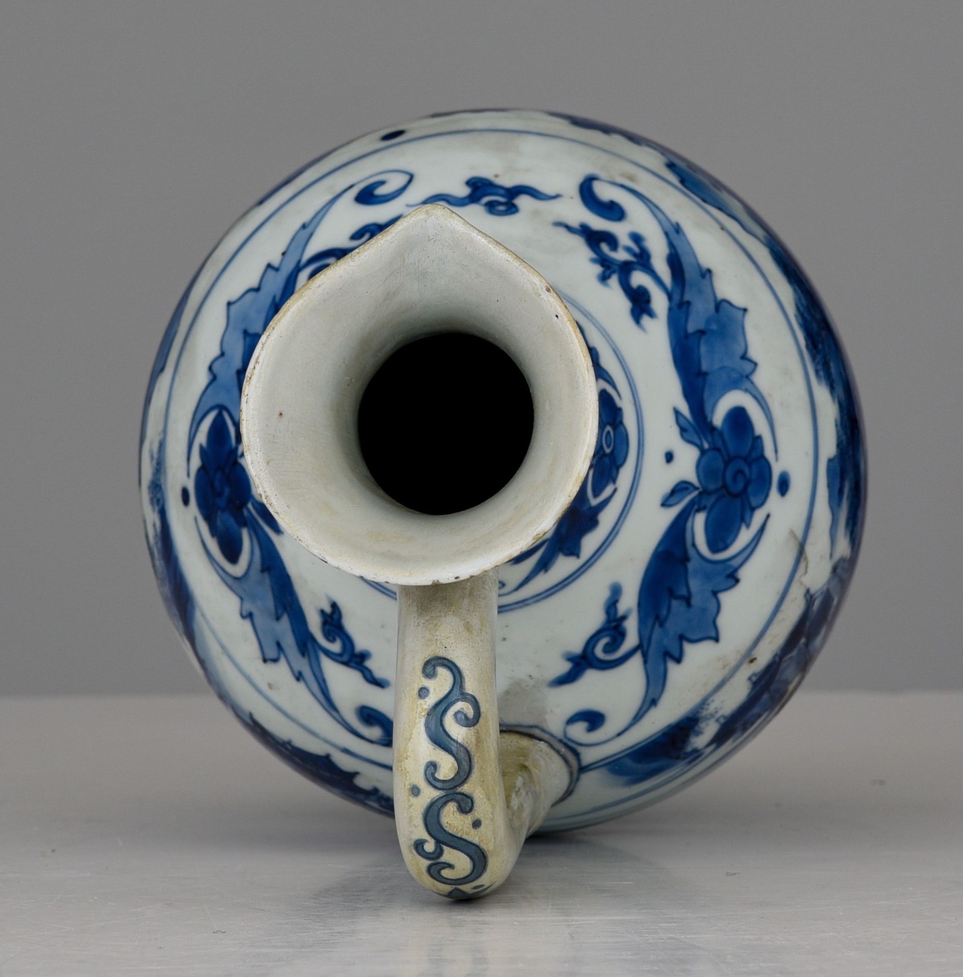 A Chinese blue and white jug, late 17thC/early 18thC, H 23,5 cm - Image 6 of 7