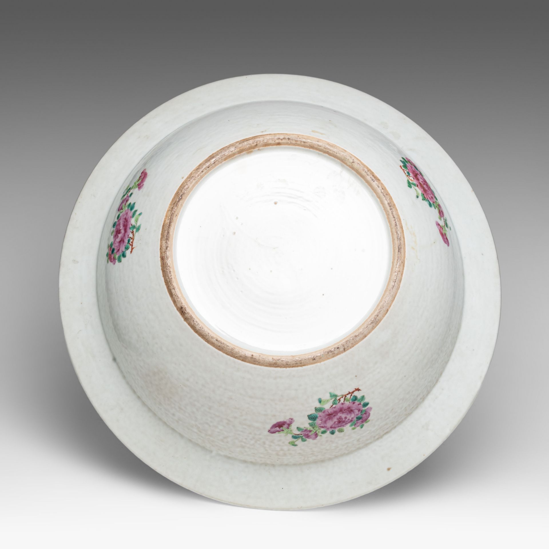 A Chinese Canton famille rose basin bowl, 19thC, dia 47 - H 14,5 cm - Bild 2 aus 9