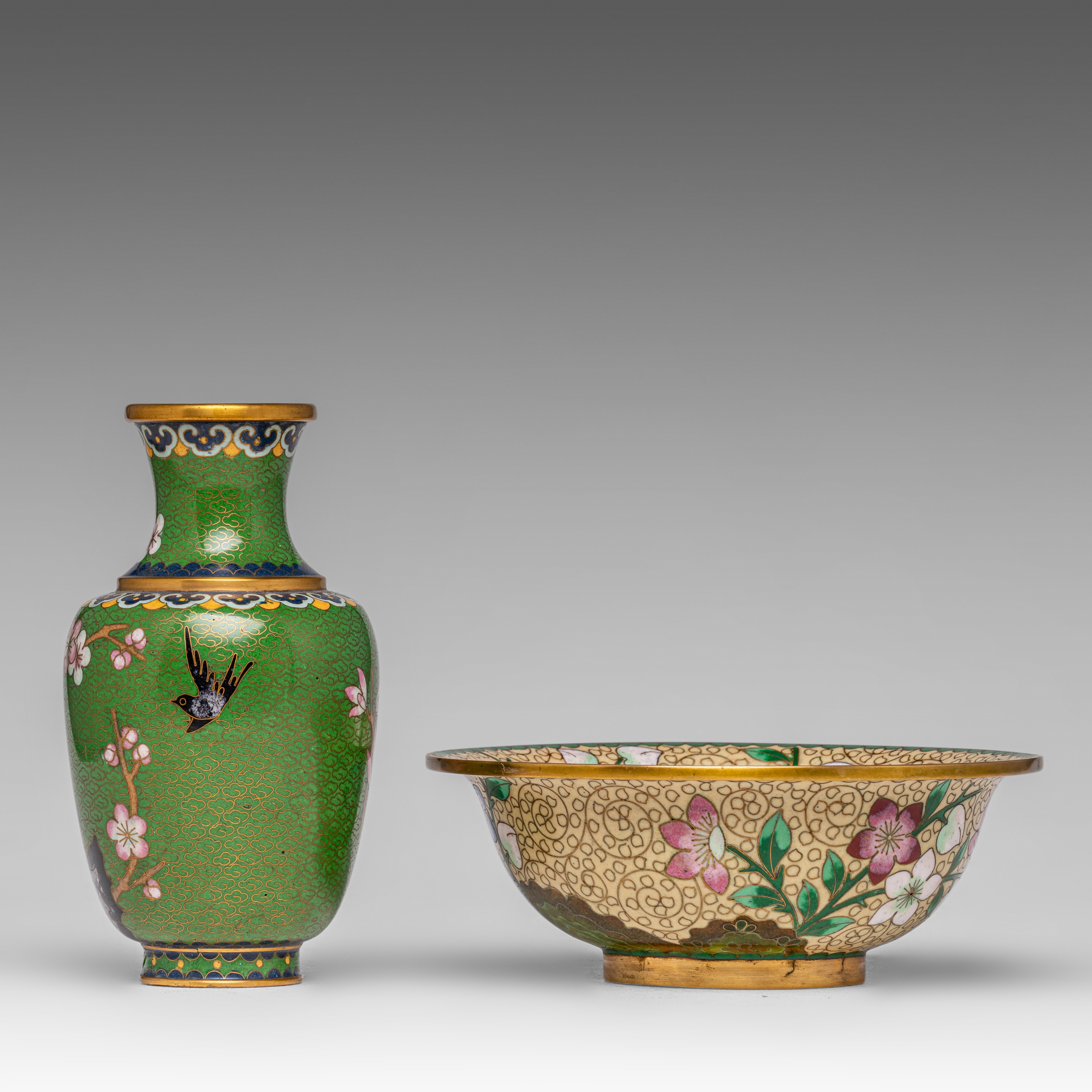 A collection of Chinese famille rose export porcelain ware and cloisonne ware, 19thC and 20thC, tall - Image 9 of 12