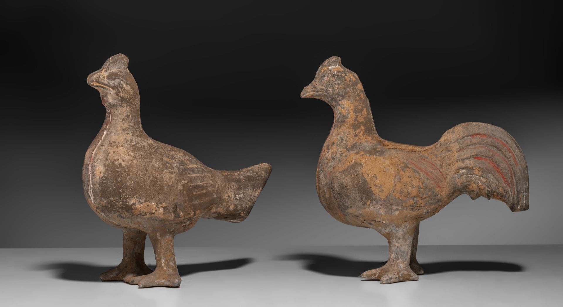 Two Chinese Han pottery figures of roosters, Han dynasty, H 21,8 - 22,8 cm - Image 2 of 8