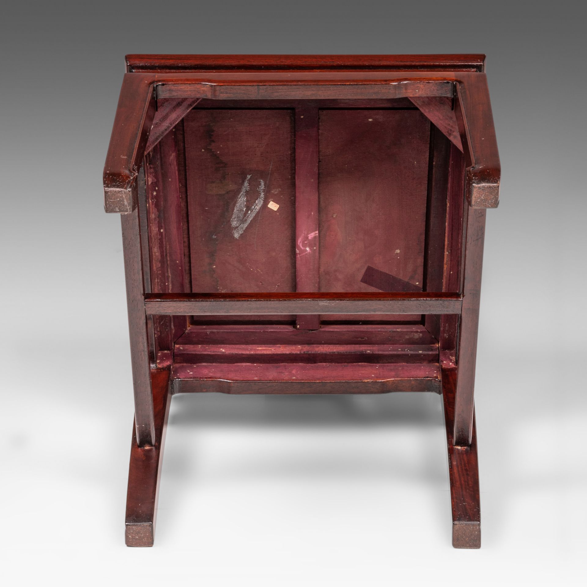 A Chinese rosewood dinner ensemble: dinner table (incl. extend) and ten chairs, 20thC, H 76 - 240 x - Bild 5 aus 18