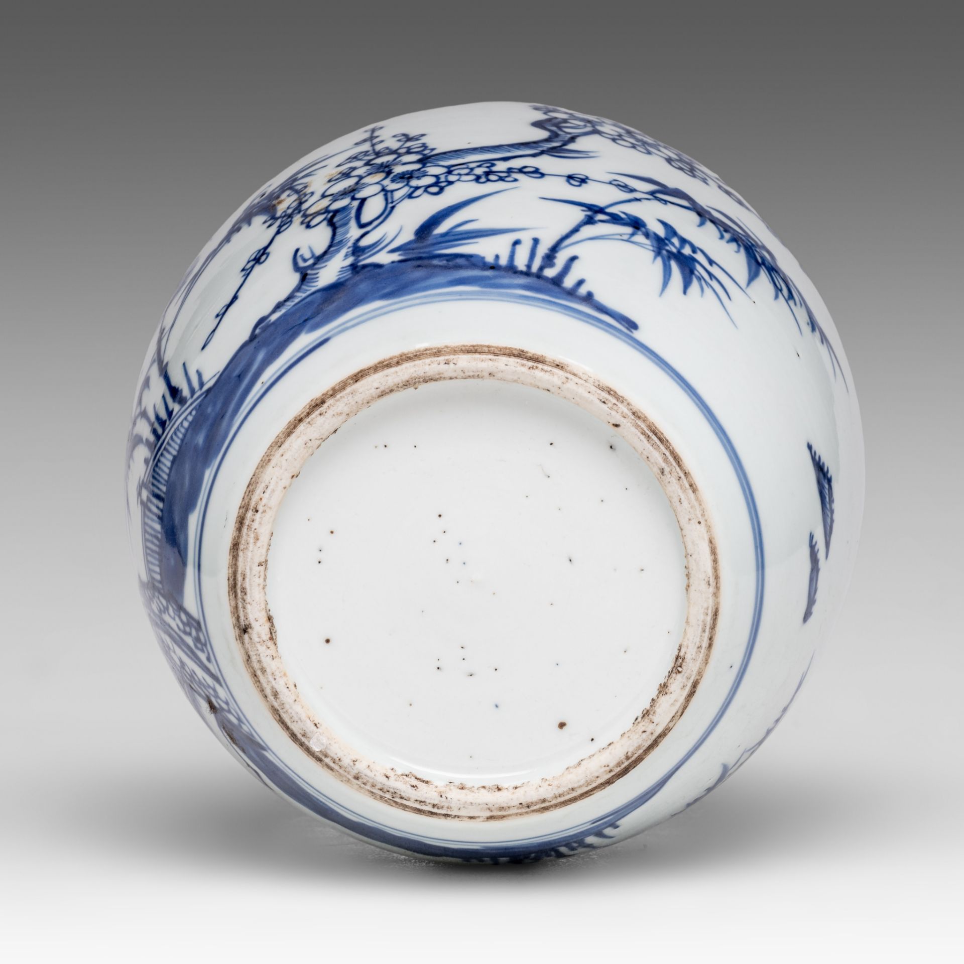 A Chinese blue and white 'Three Friends of Winter' jar, 18thC, H 17,5 cm - Image 6 of 6