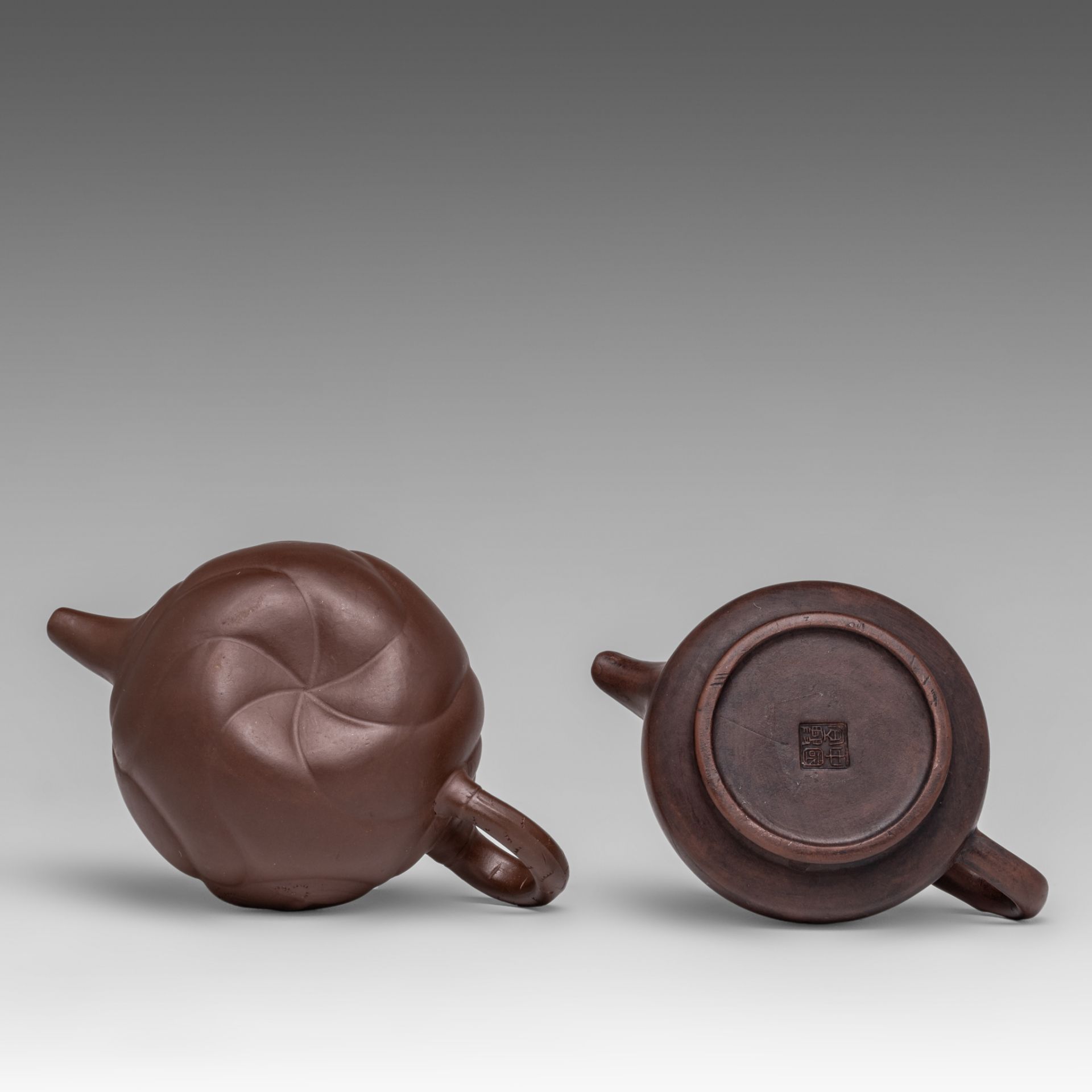 Two Chinese zhisha teapots, 20thC, L 17 - H 10,5 cm / L 20,5 - H 11,5 cm - Bild 7 aus 9
