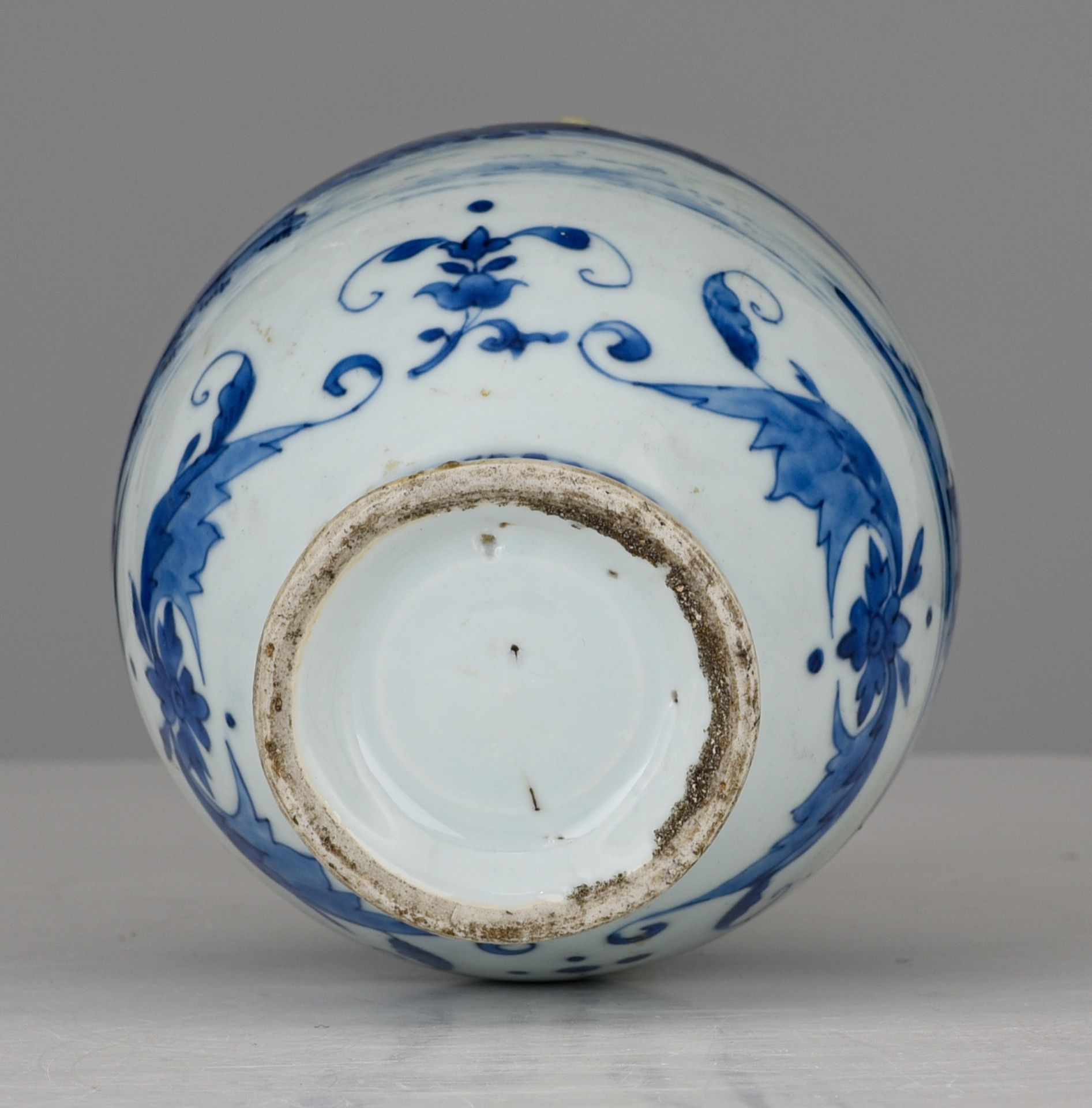 A Chinese blue and white jug, late 17thC/early 18thC, H 23,5 cm - Image 7 of 7