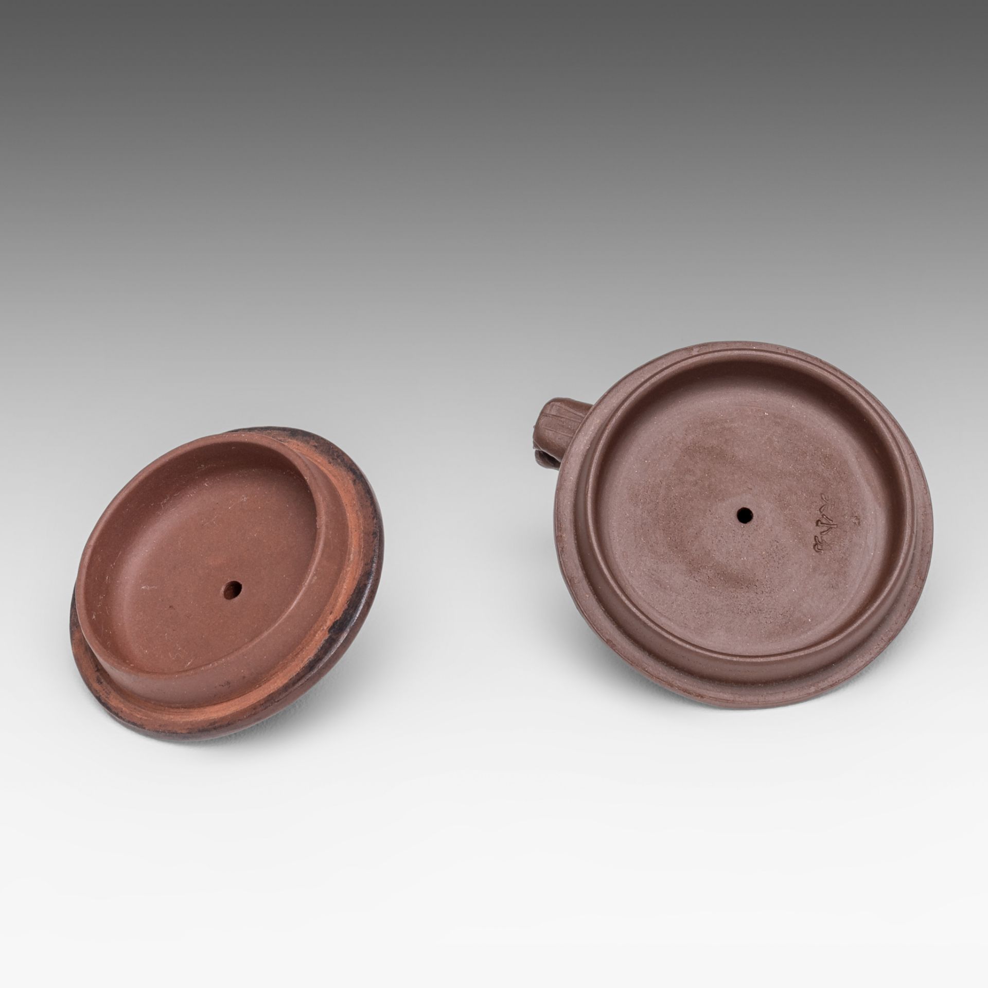 Two Chinese zhisha teapots, 20thC, L 17 - H 10,5 cm / L 20,5 - H 11,5 cm - Bild 9 aus 9