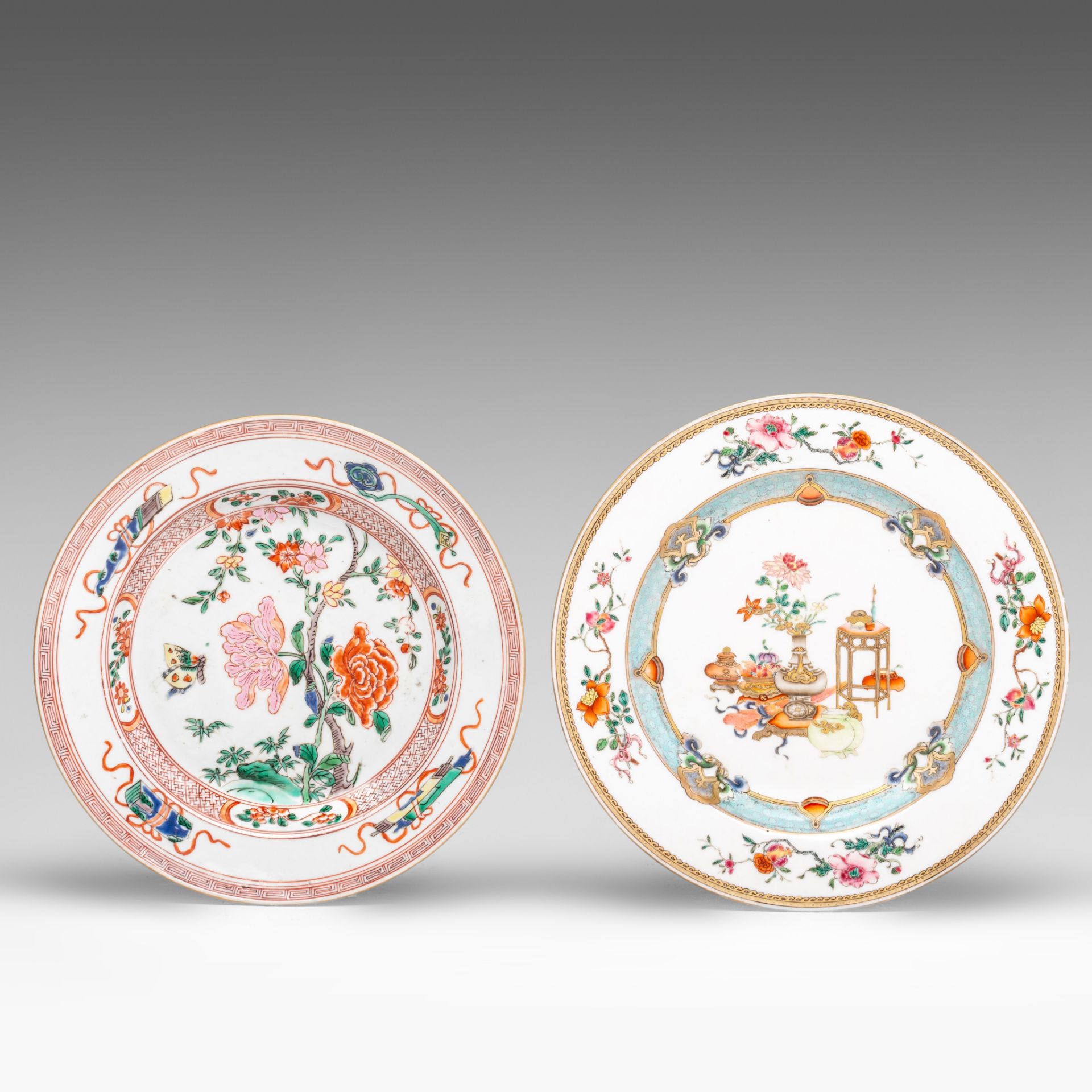 A fine Chinese famille rose 'Hundred Antiquities' plate, Yongzheng period, dia 23,7 cm - added a dit - Image 3 of 4