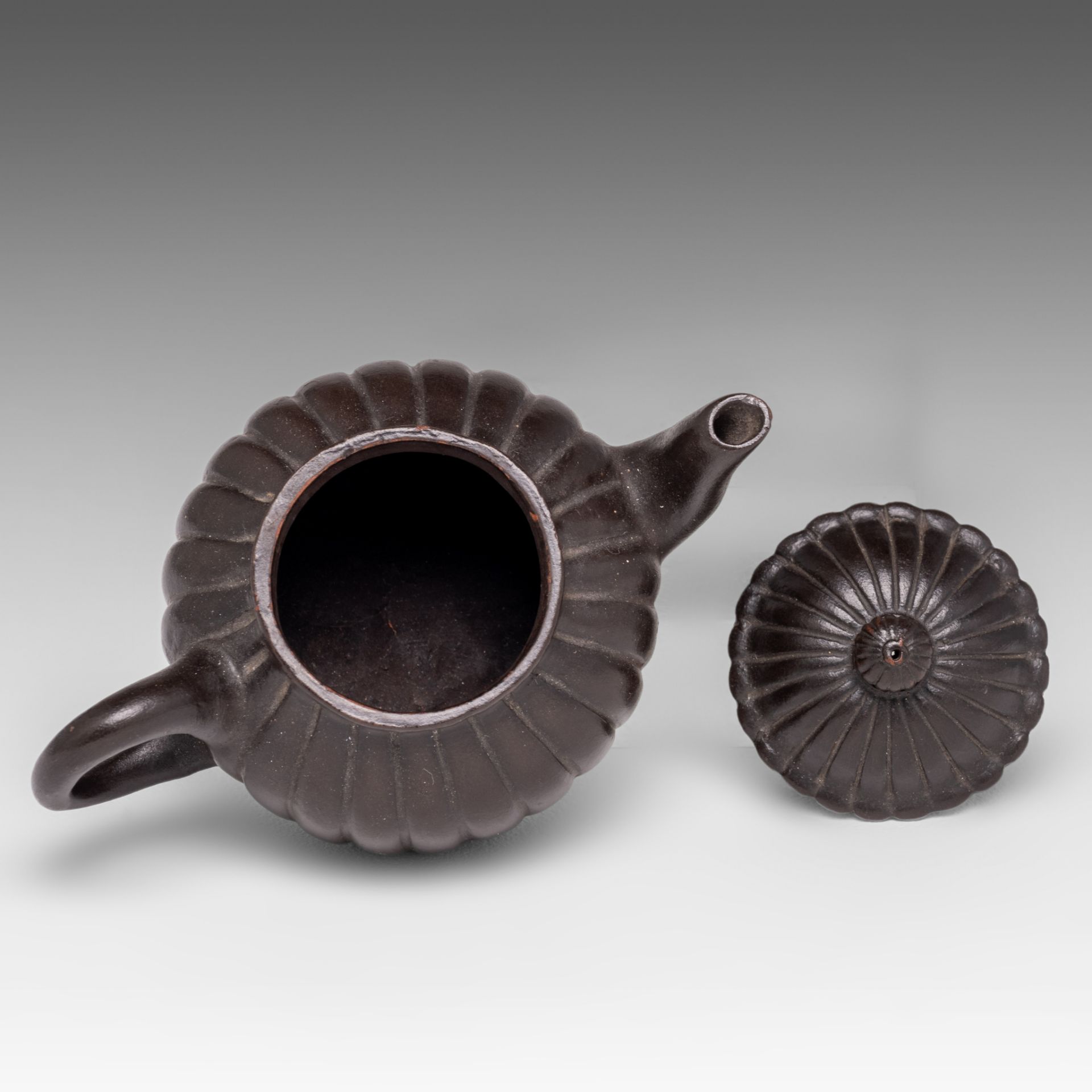 A Chinese ribbed melon-shaped zisha teapot, signed, 20thC, H 7 - L 12 cm- added a Cizhou ware saucer - Image 10 of 10