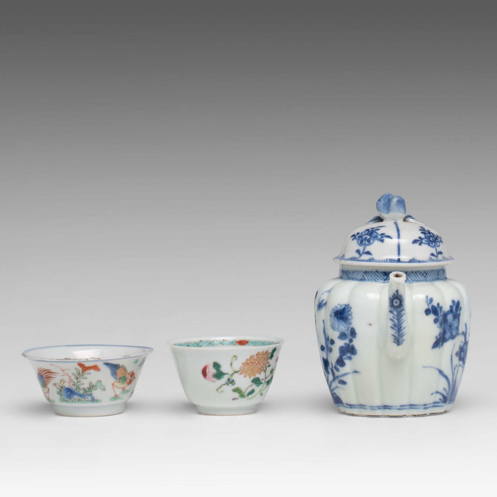 A small collection of Chinese tea ware, incl. a famille verte 'Cockerel' teacup, Yonghzeng/Qianlong - Bild 4 aus 6