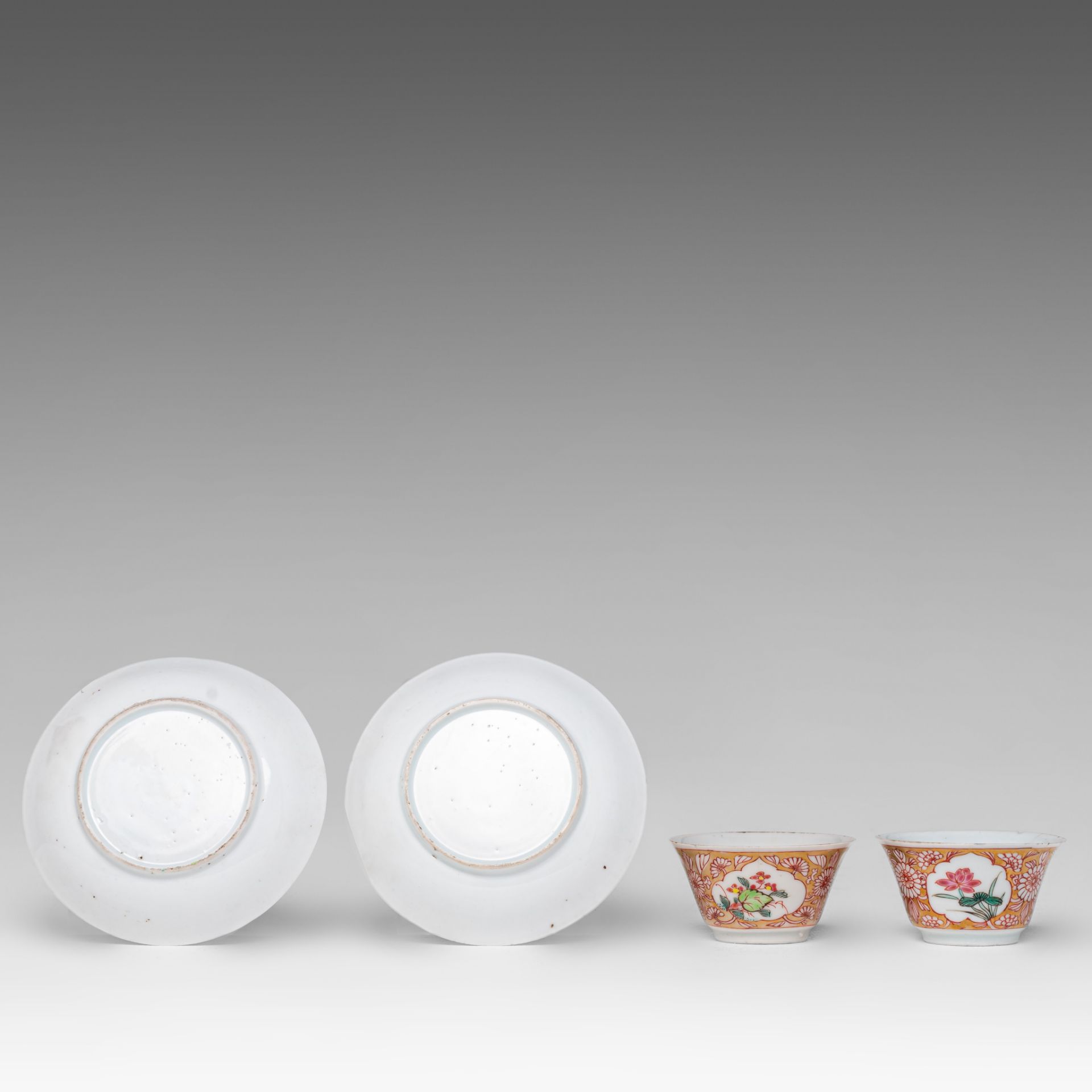 Three sets of Chinese famille rose export porcelain cups and saucers, Yongzheng and Qianlong period - Bild 7 aus 9