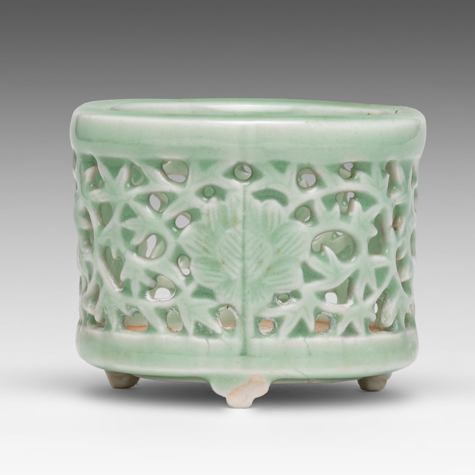 A Chinese celadon glazed reticulated 'Flower' tripod censer, H 6,2 cm - Bild 2 aus 7