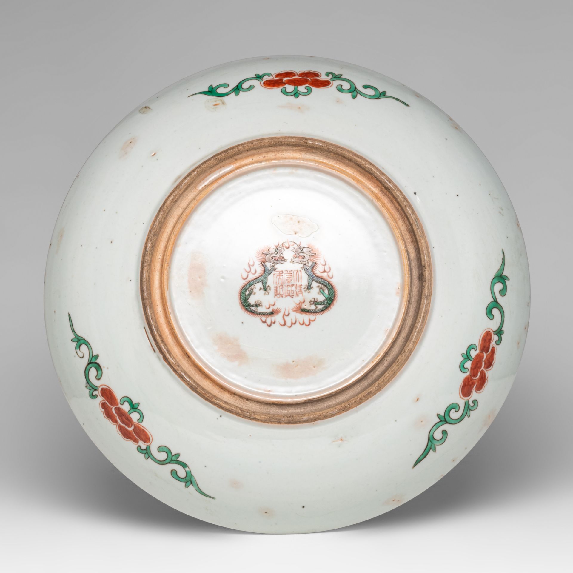 A pair of Chinese Kangxi style famille verte 'Peony' chargers, with a Kangxi mark, 19thC, dia 36,8 c - Bild 3 aus 3