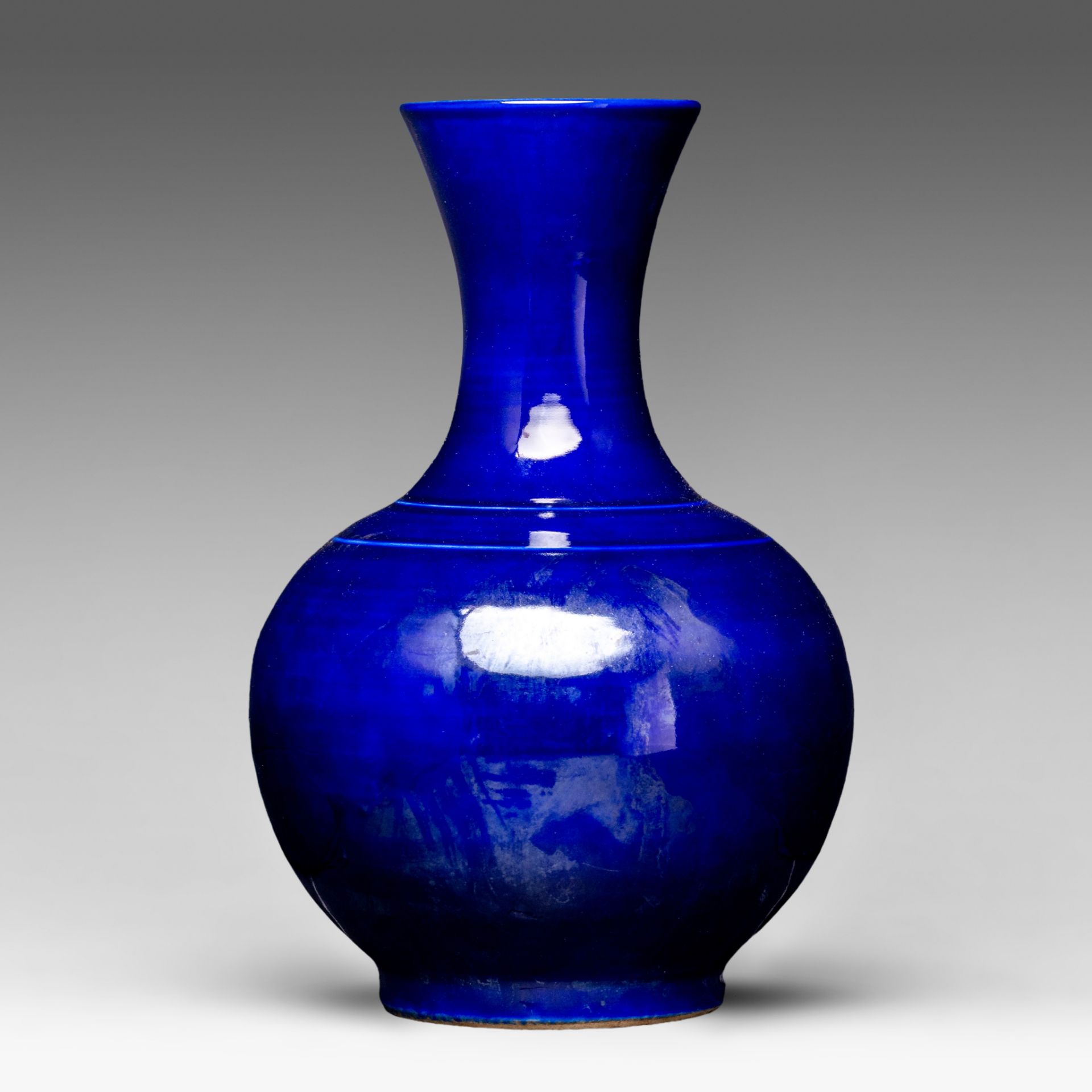 A Chinese monochrome sacrificial blue-glazed bottle vase, 20thC, H 33,5 cm - Bild 2 aus 7