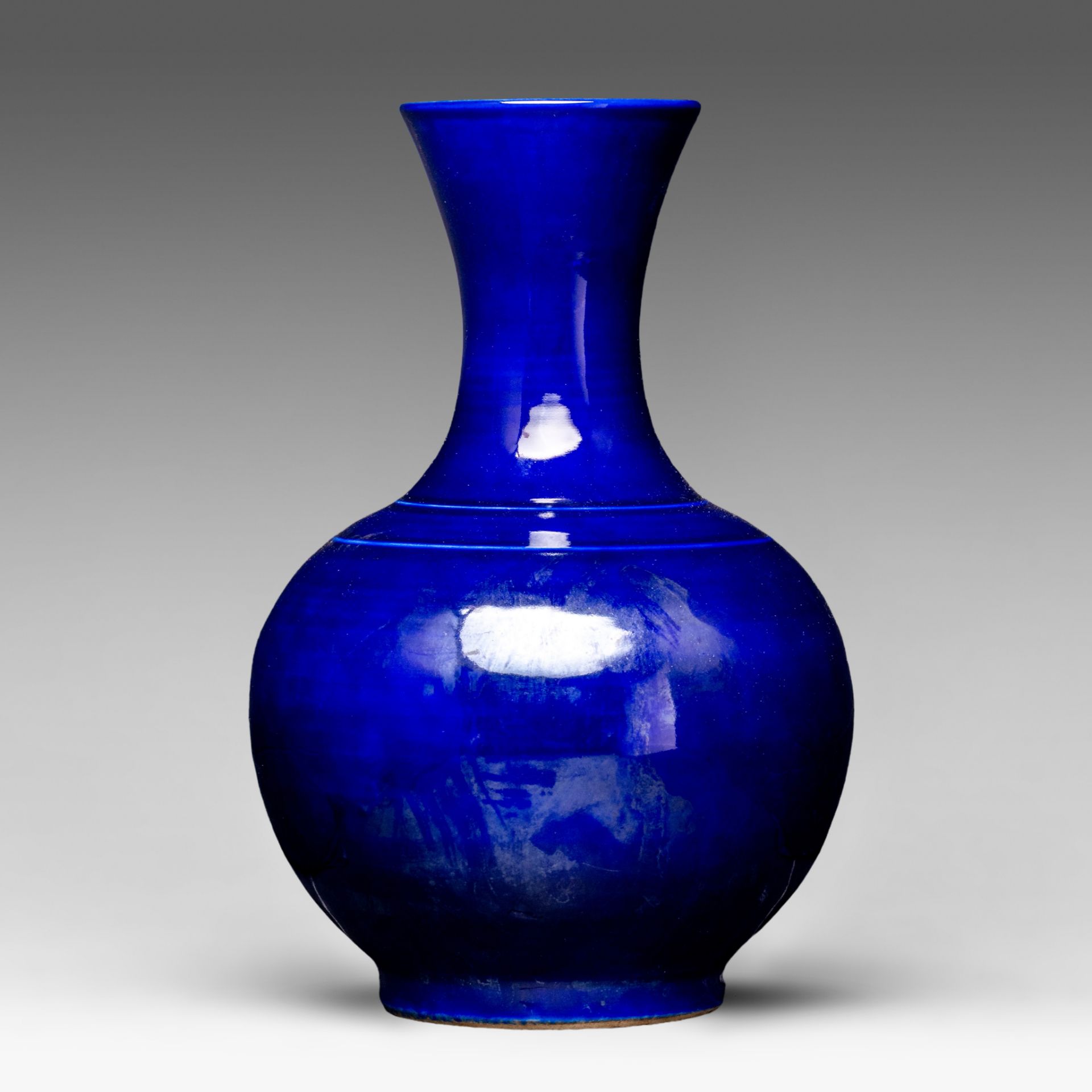 A Chinese monochrome sacrificial blue-glazed bottle vase, 20thC, H 33,5 cm - Image 2 of 7
