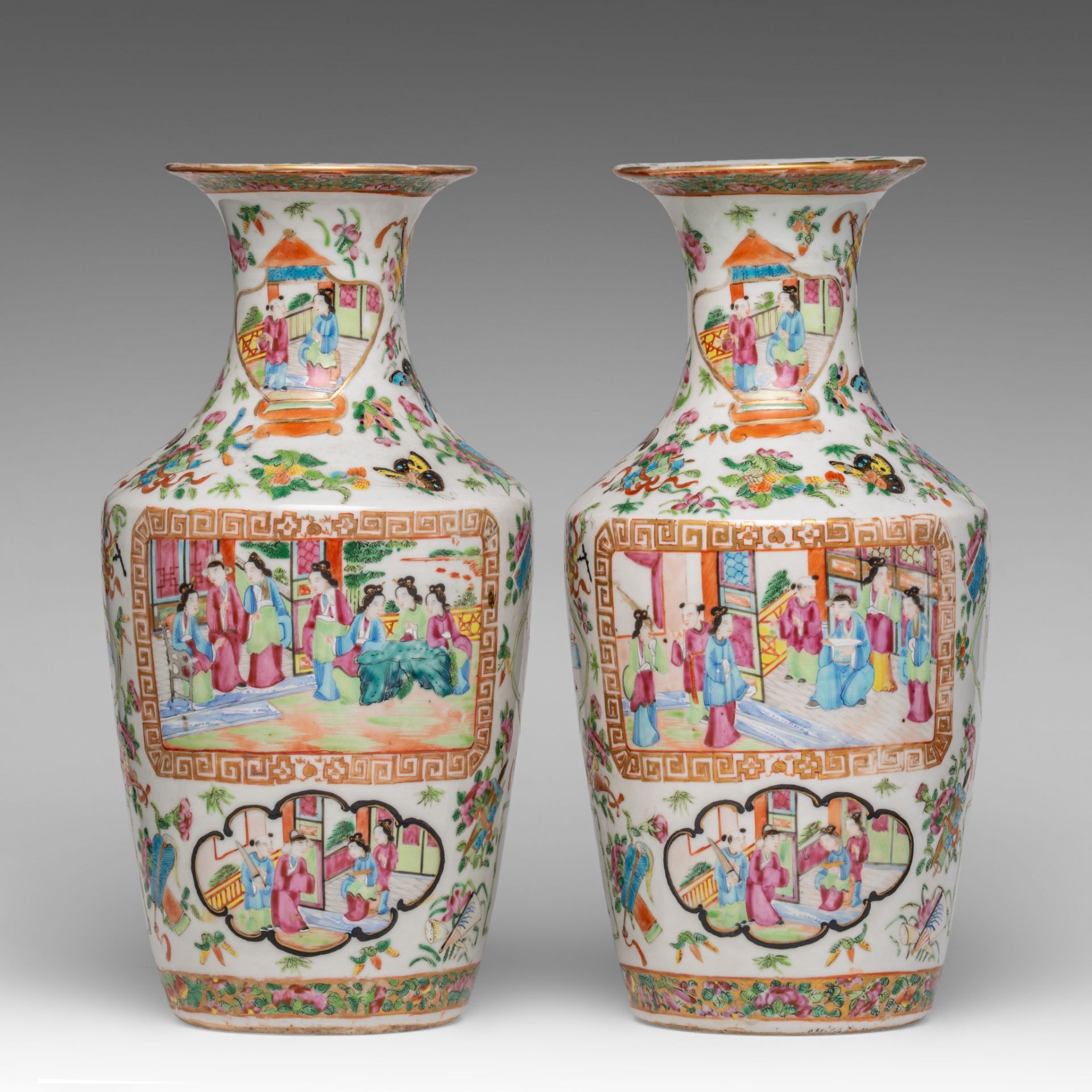 A similar pair of Chinese Canton famille rose on white ground vases, 19thC, H 34,8 cm - Bild 3 aus 6