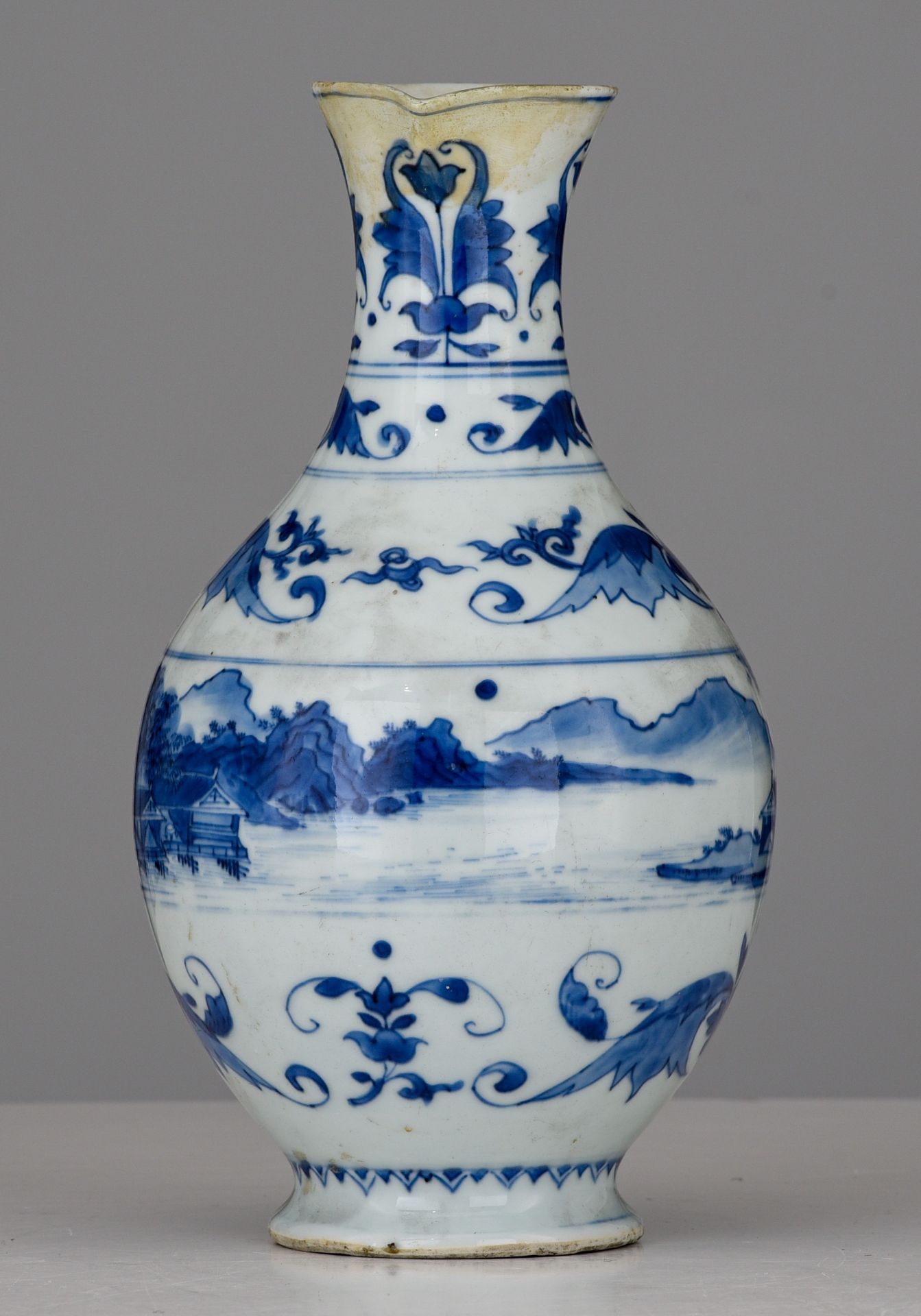 A Chinese blue and white jug, late 17thC/early 18thC, H 23,5 cm - Image 5 of 7