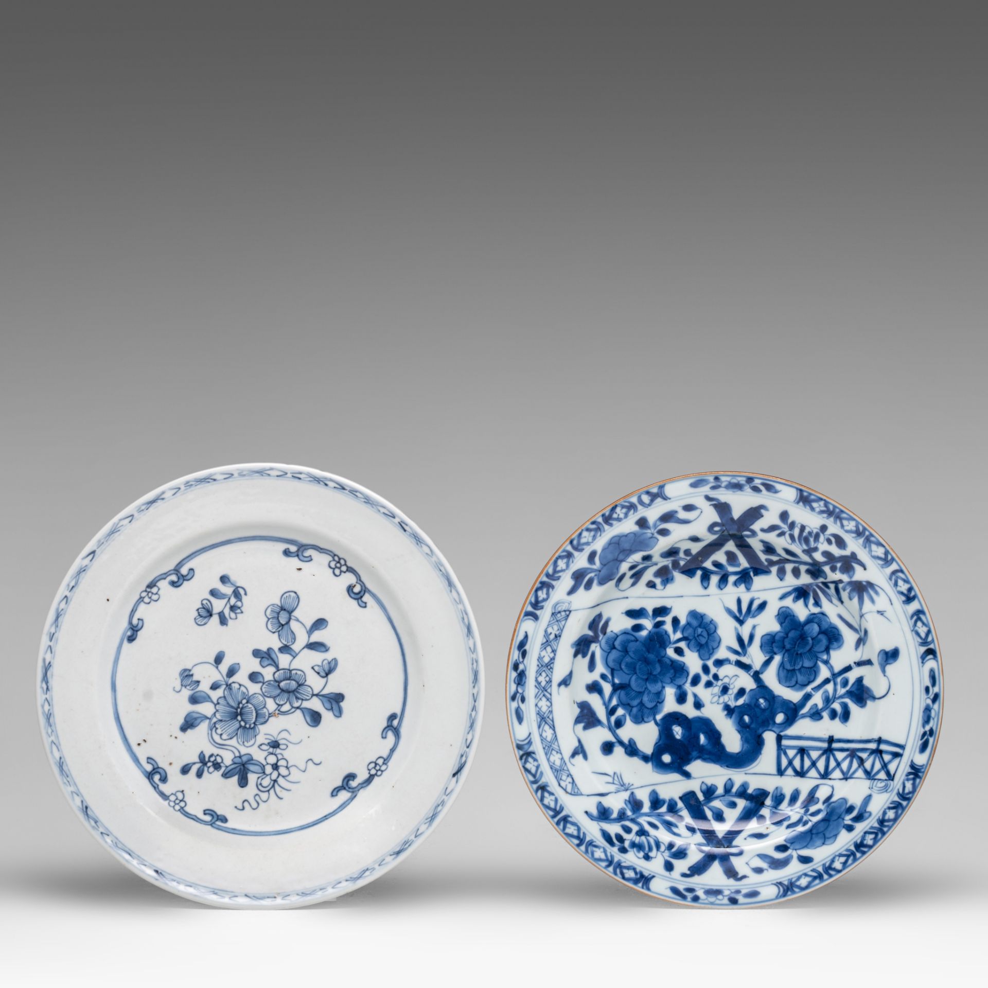 A collection of two Chinese blue and white dishes, 18thC - and two European copies of famille rose c - Bild 4 aus 5