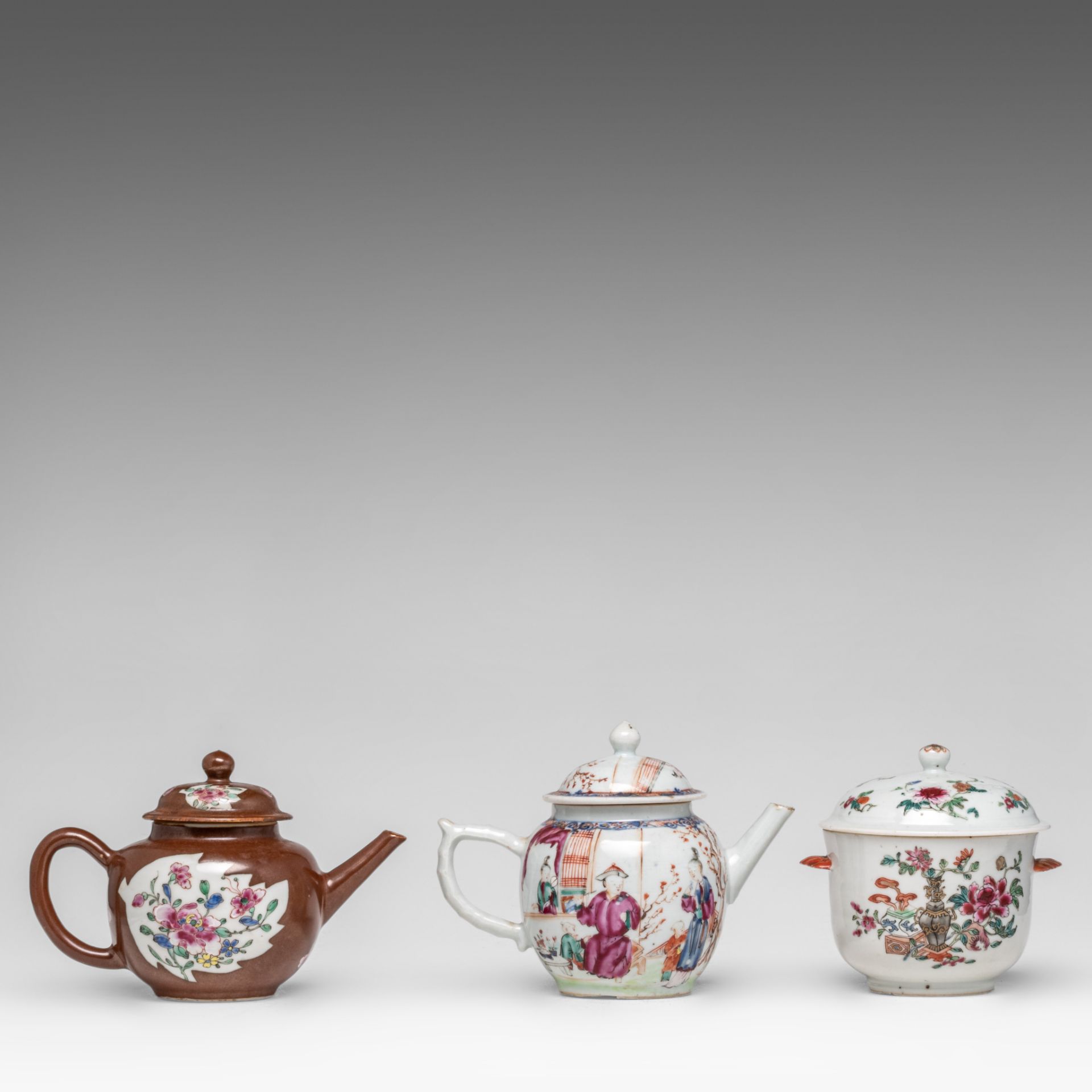 Two Chinese famille rose teapots and a sugar pot, Qianlong period, largest H 14,5 - L 18 cm - Bild 3 aus 8