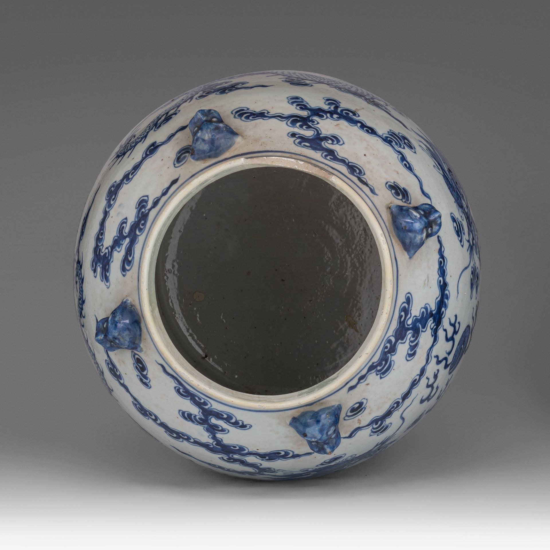 A pair of Chinese blue and white 'Dragon' covered vases, 19thC, H 64 cm - Image 12 of 18
