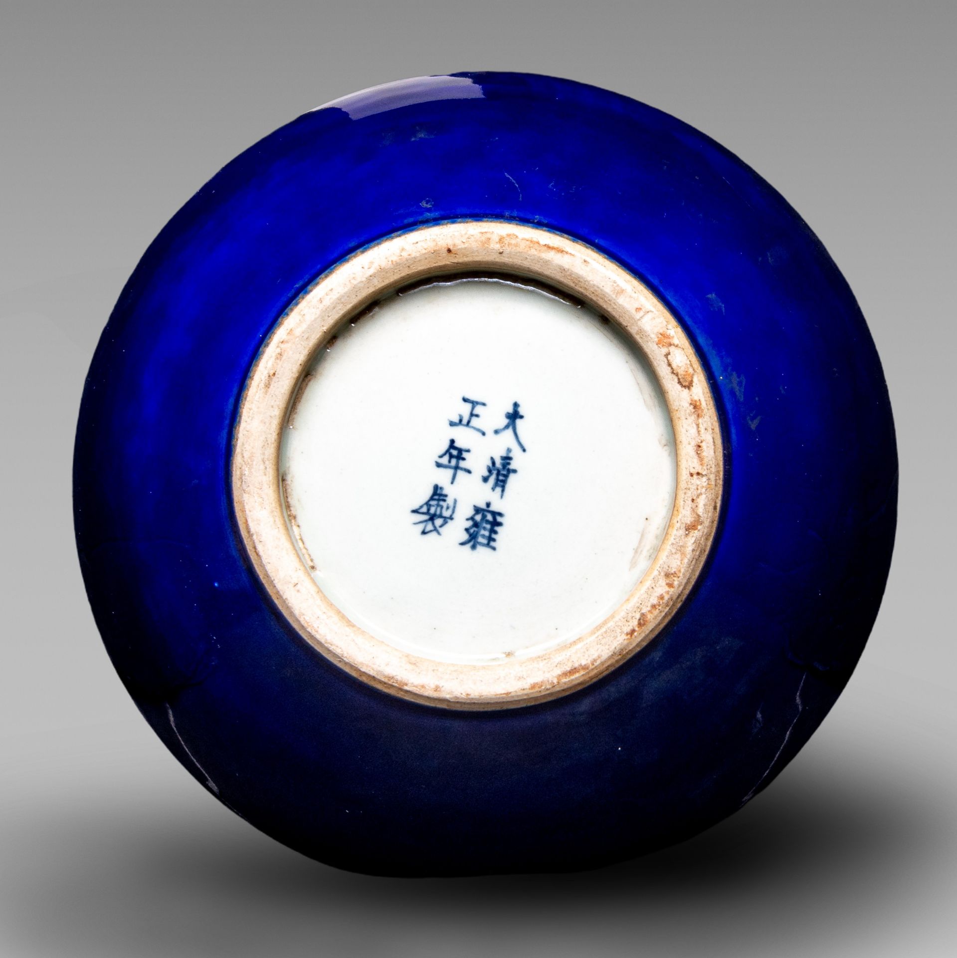 A Chinese monochrome sacrificial blue-glazed bottle vase, 20thC, H 33,5 cm - Bild 5 aus 7