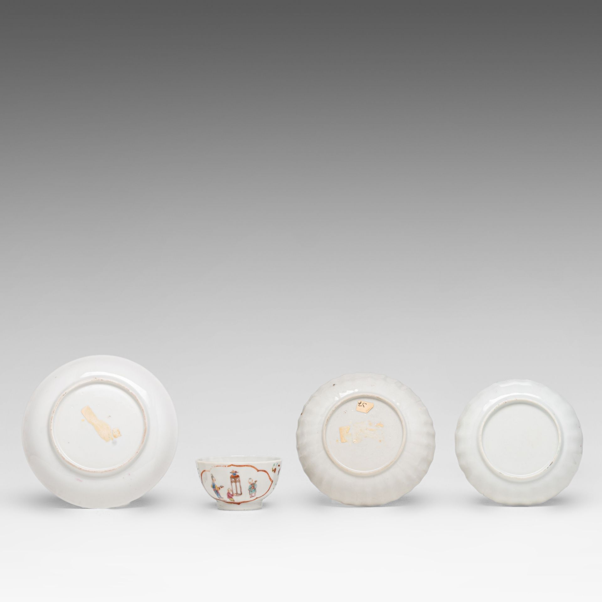 A small collection of Chinese famille rose tea ware, 18thC, largest dia cm (7) - Bild 3 aus 5