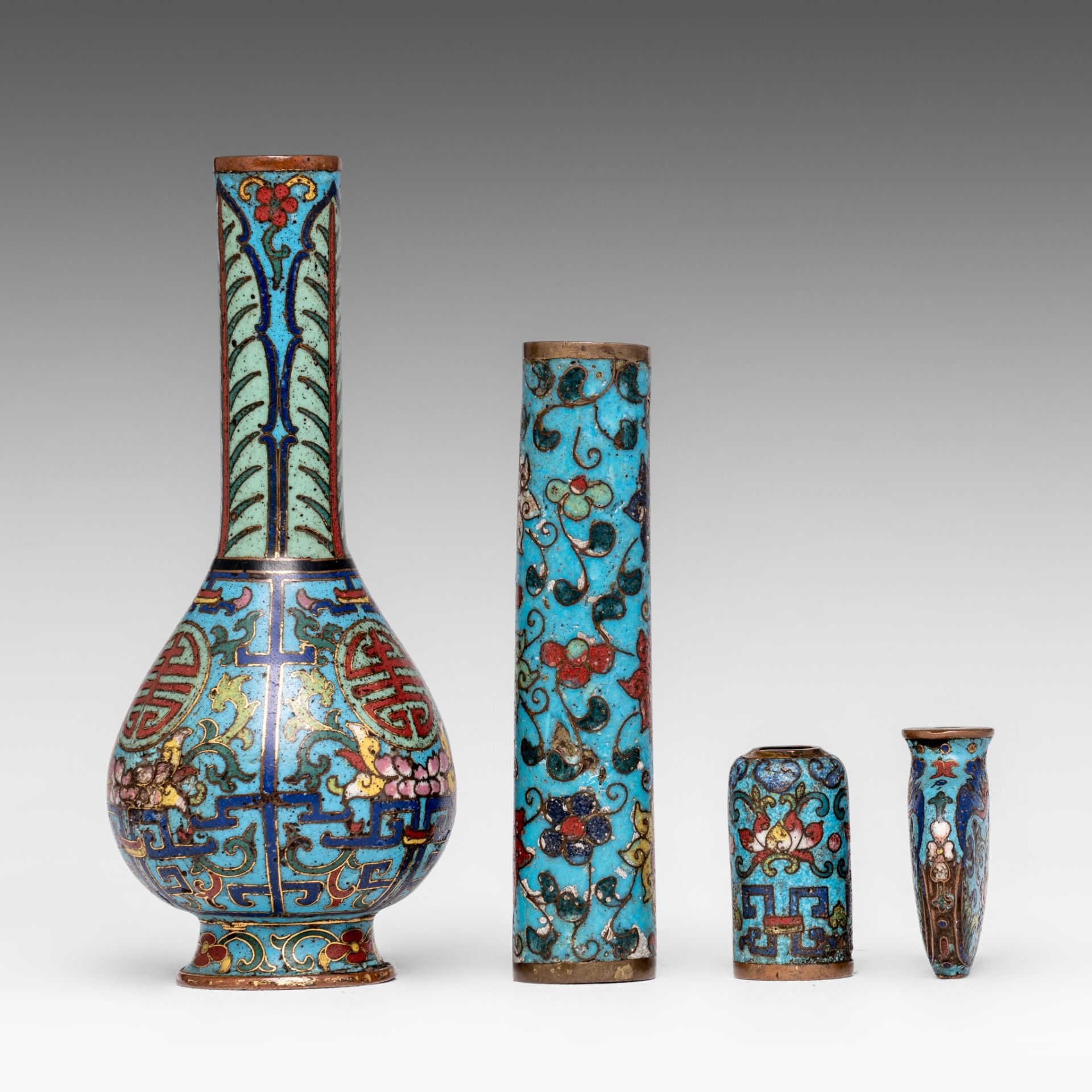 A collection of Chinese cloisonne enamel miniature vases, tallest H 18 cm - Bild 4 aus 6