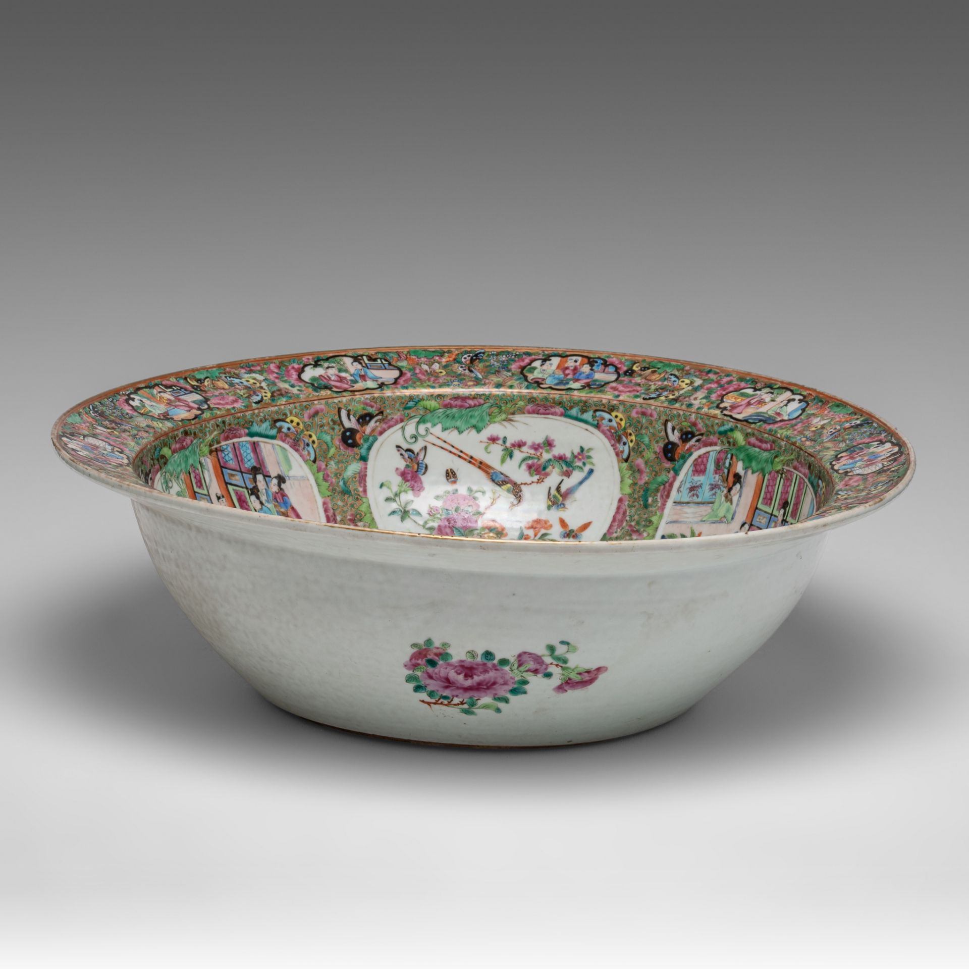 A Chinese Canton famille rose basin bowl, 19thC, dia 47 - H 14,5 cm - Bild 3 aus 9