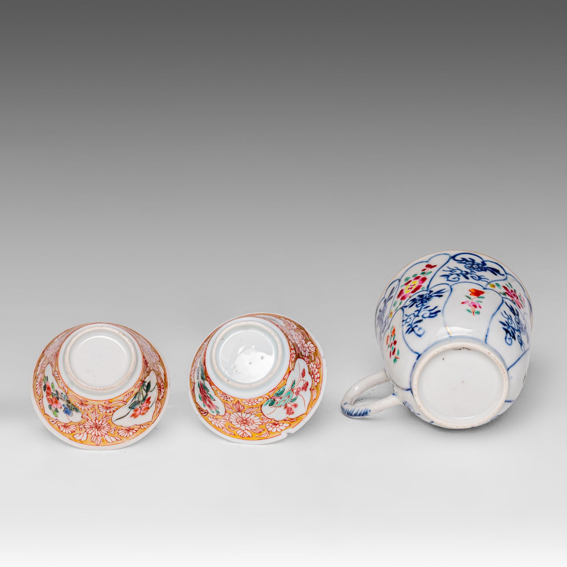 Three sets of Chinese famille rose export porcelain cups and saucers, Yongzheng and Qianlong period - Bild 9 aus 9