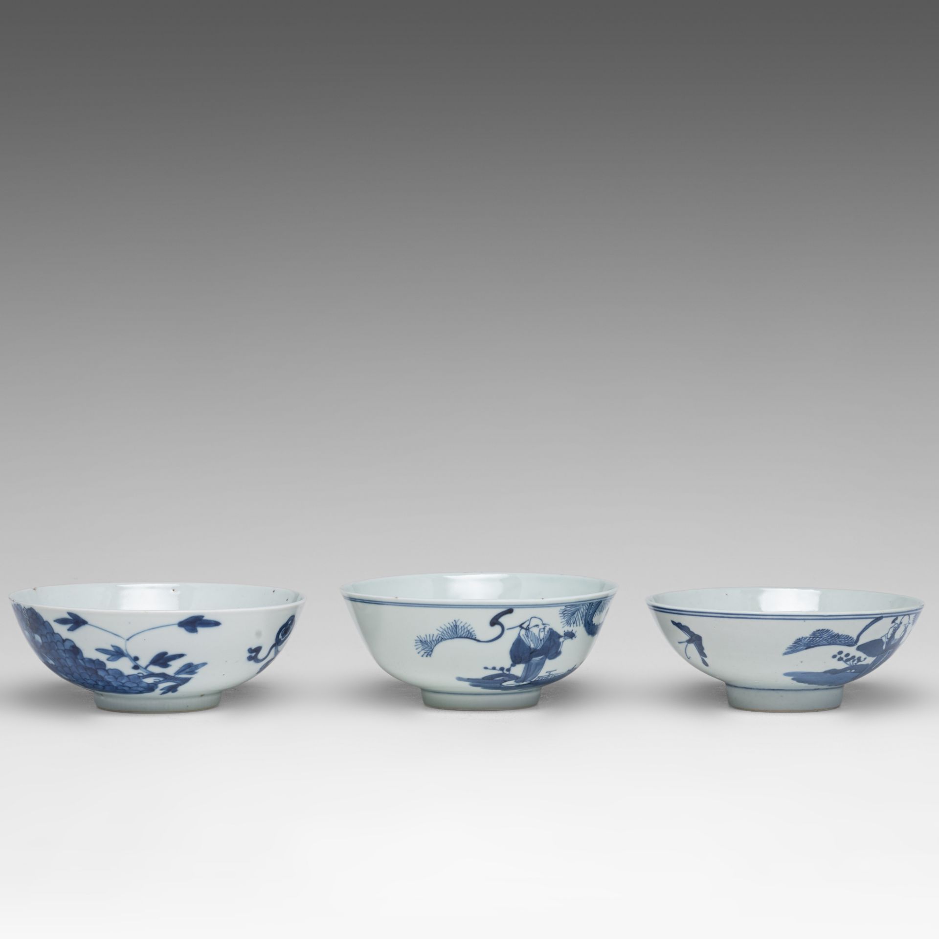 A collection of Chinese blue and white bowls and a pair of celadon vases, late 19thC/Republic period - Image 17 of 19