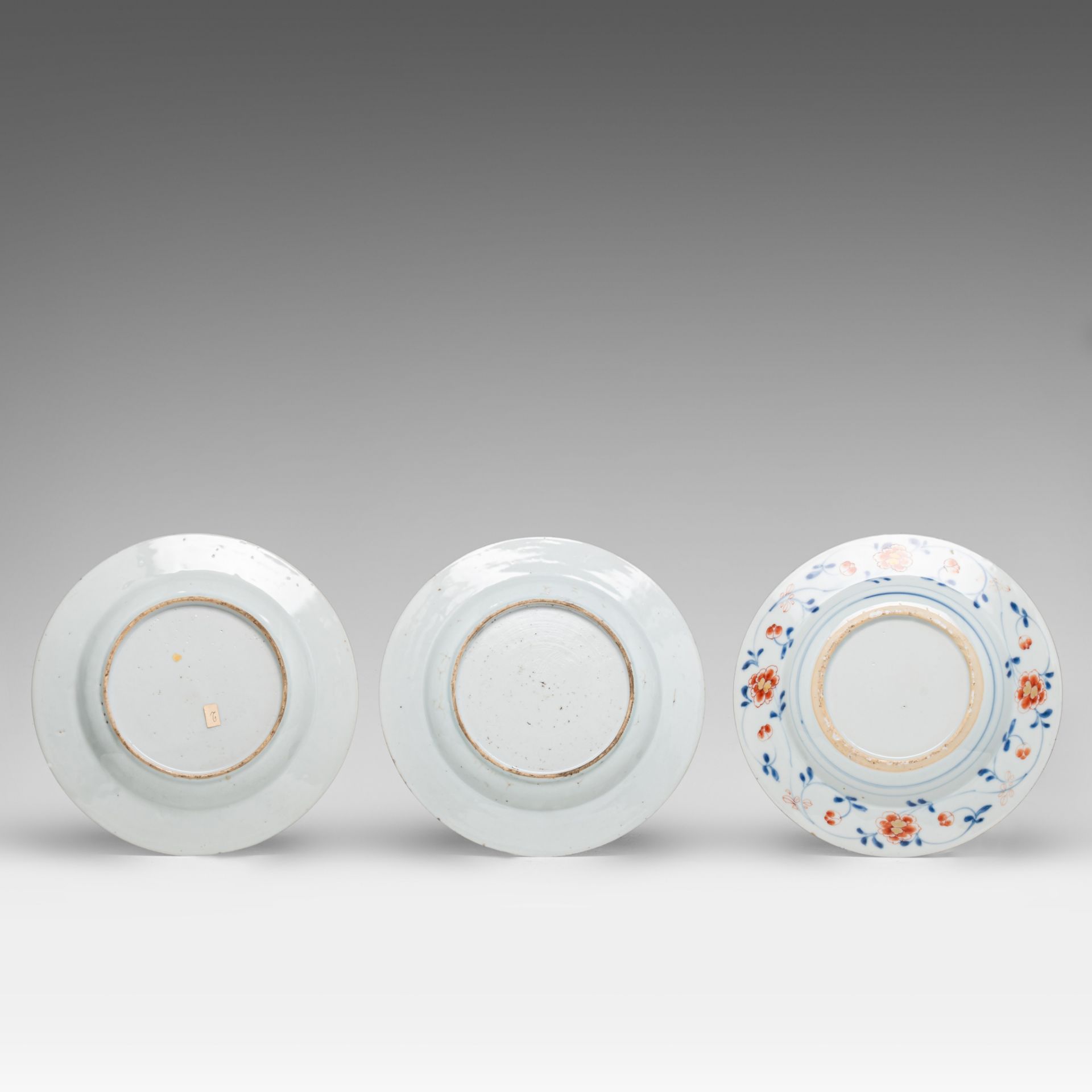 A collection of Chinese Imari dishes, some figural and some with flower design, Kangxi period, dia 2 - Image 3 of 5