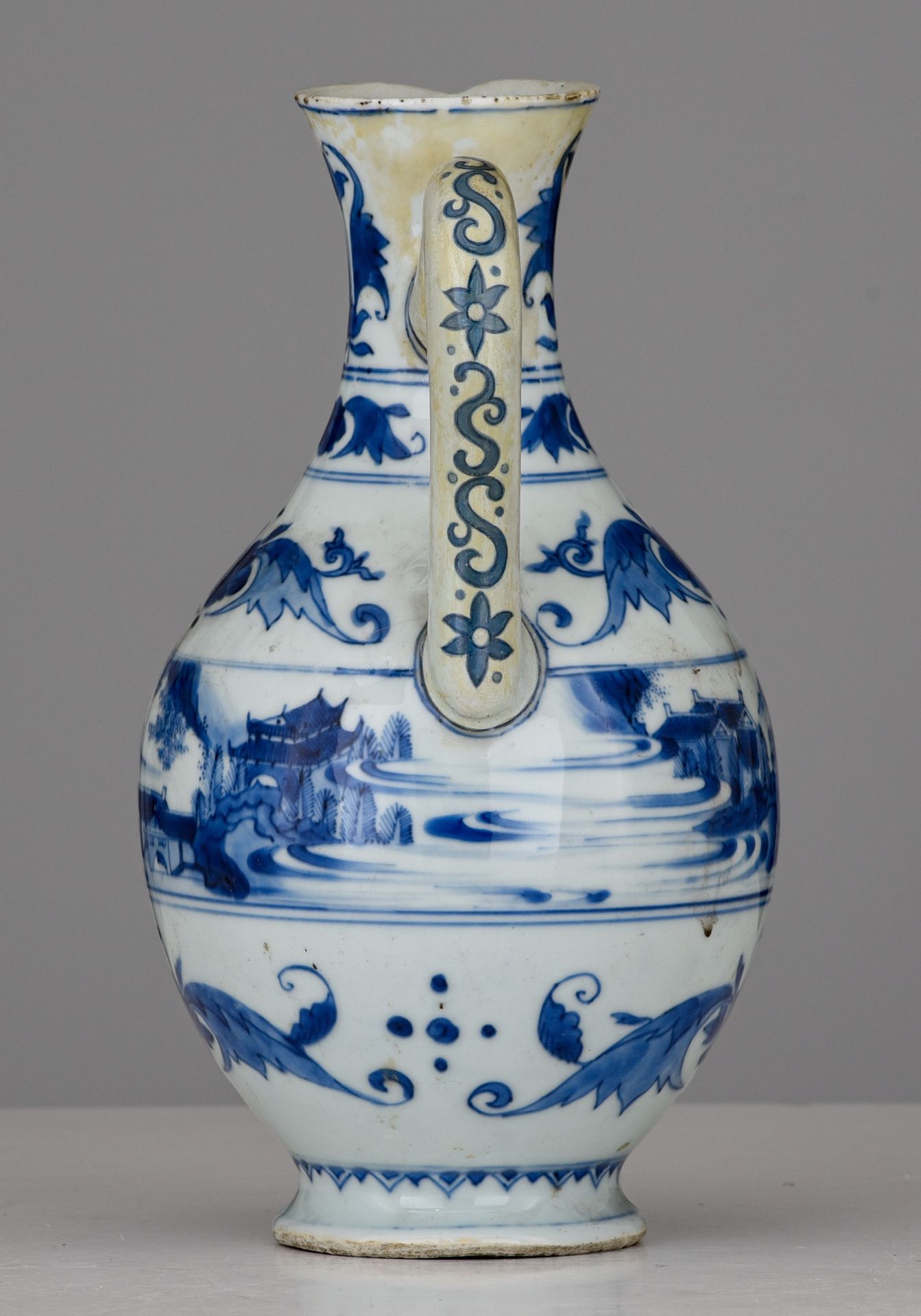 A Chinese blue and white jug, late 17thC/early 18thC, H 23,5 cm - Image 3 of 7