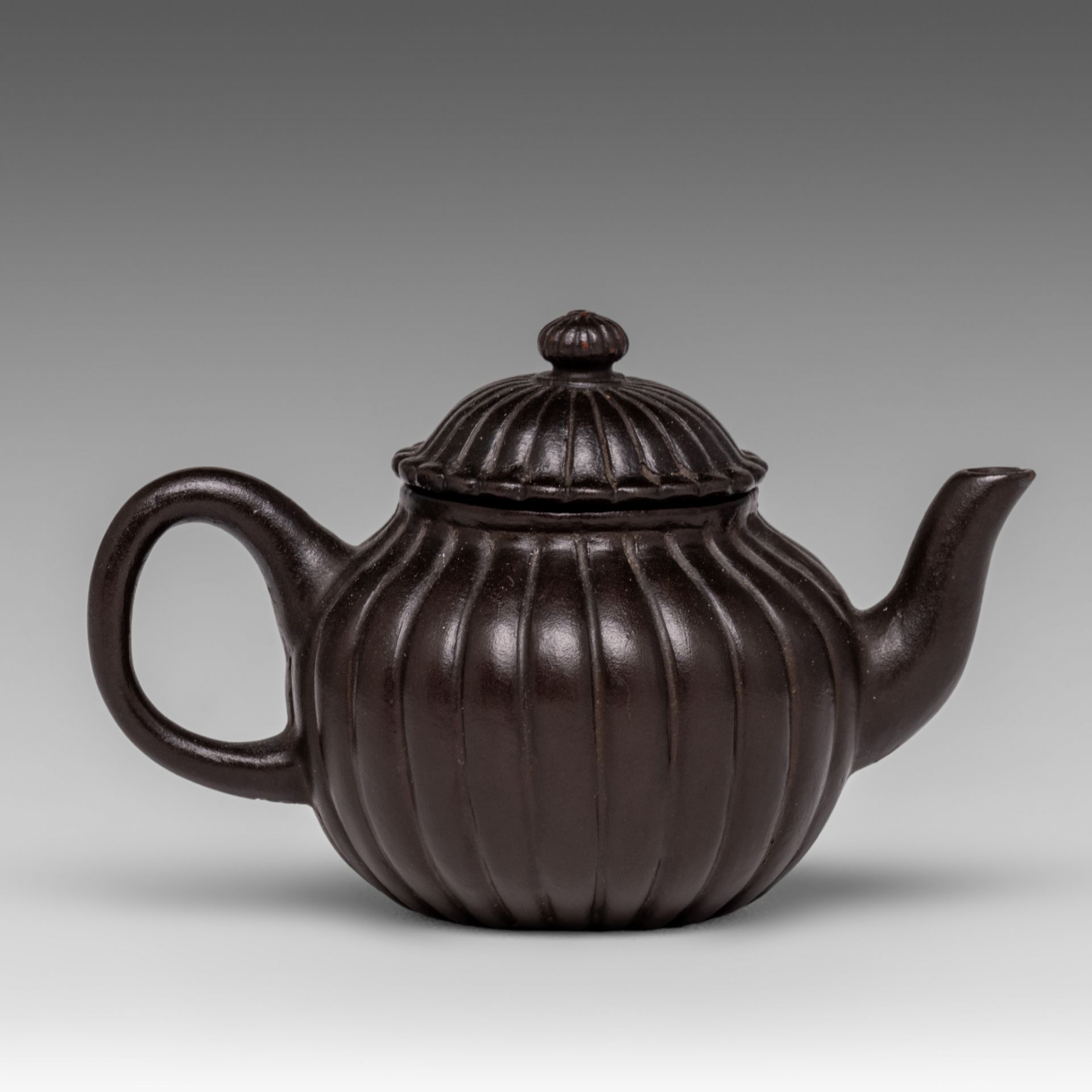 A Chinese ribbed melon-shaped zisha teapot, signed, 20thC, H 7 - L 12 cm- added a Cizhou ware saucer - Image 7 of 10