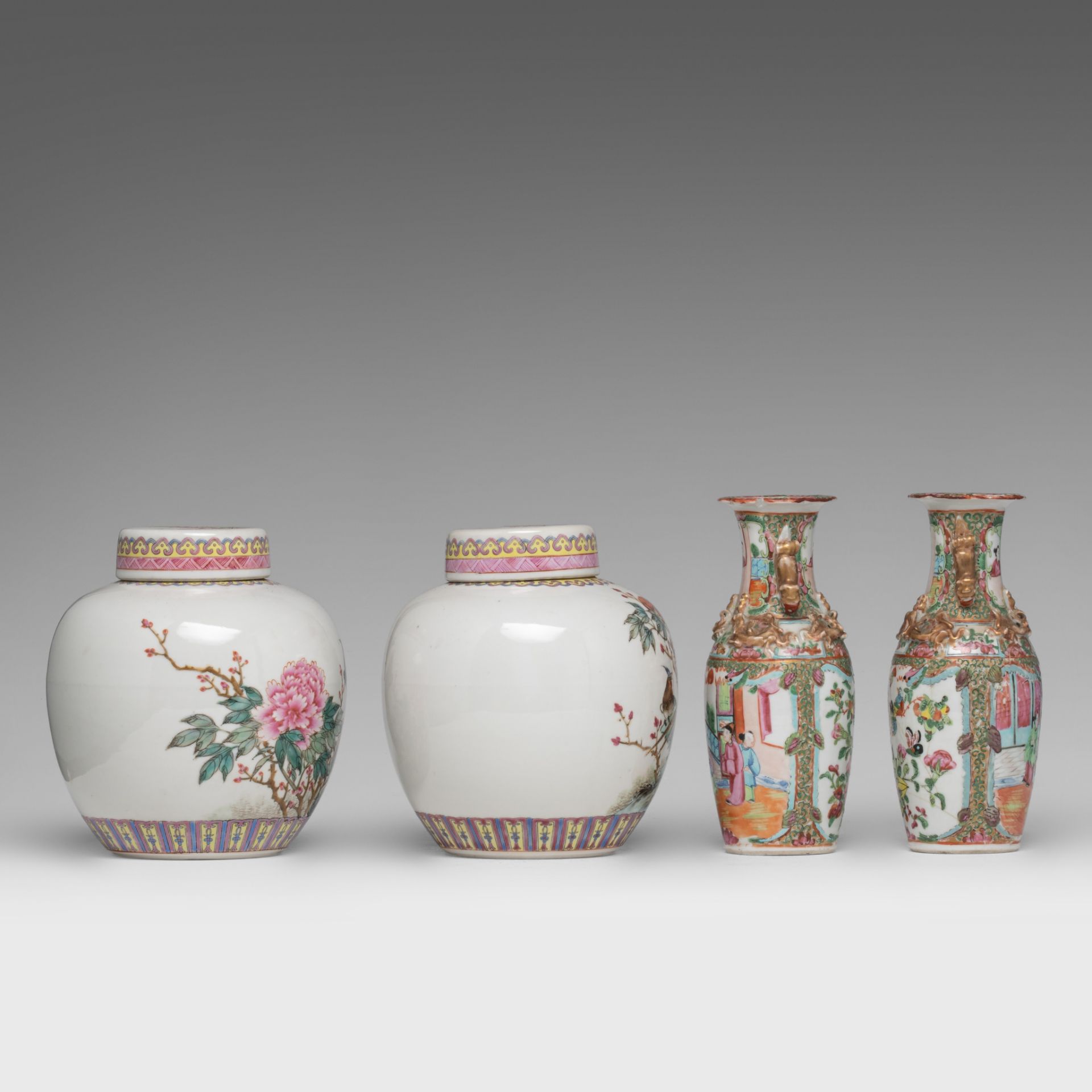 A collection of Chinese famille rose ware, 19thC and 20thC, H 18,5 - 20,5 - dia 15 cm - Bild 6 aus 12