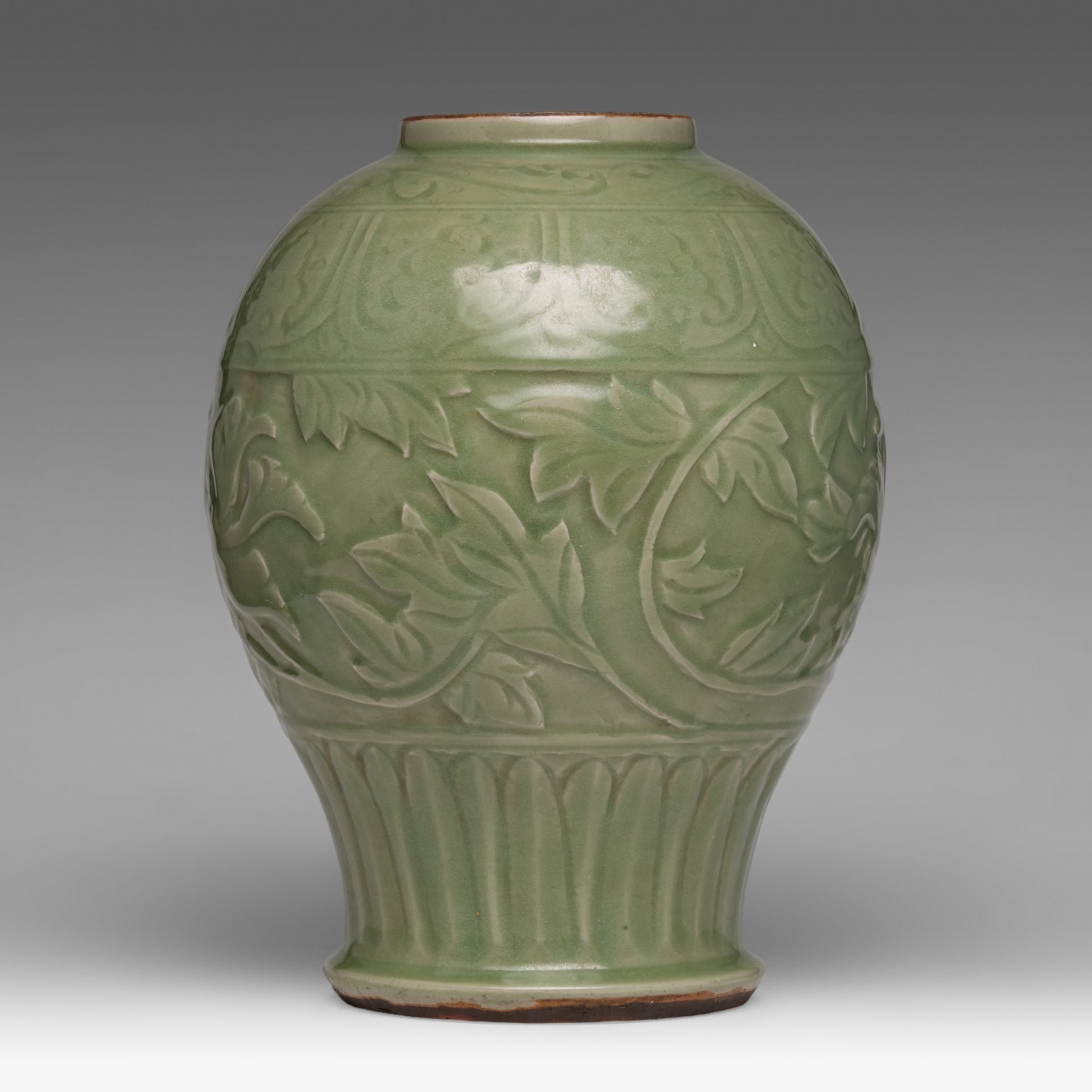 A Chinese carved Longquan celadon 'Peony' jar, Ming dynasty, H 32,5 cm - Bild 2 aus 6