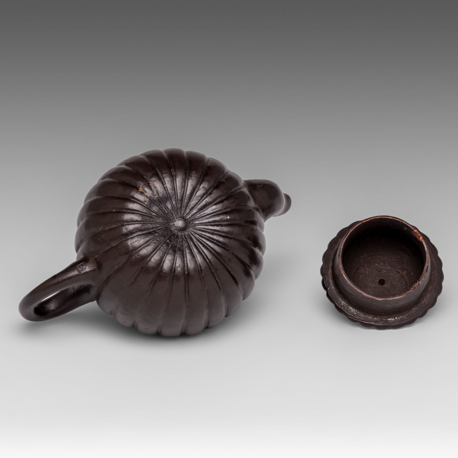 A Chinese ribbed melon-shaped zisha teapot, signed, 20thC, H 7 - L 12 cm- added a Cizhou ware saucer - Image 9 of 10