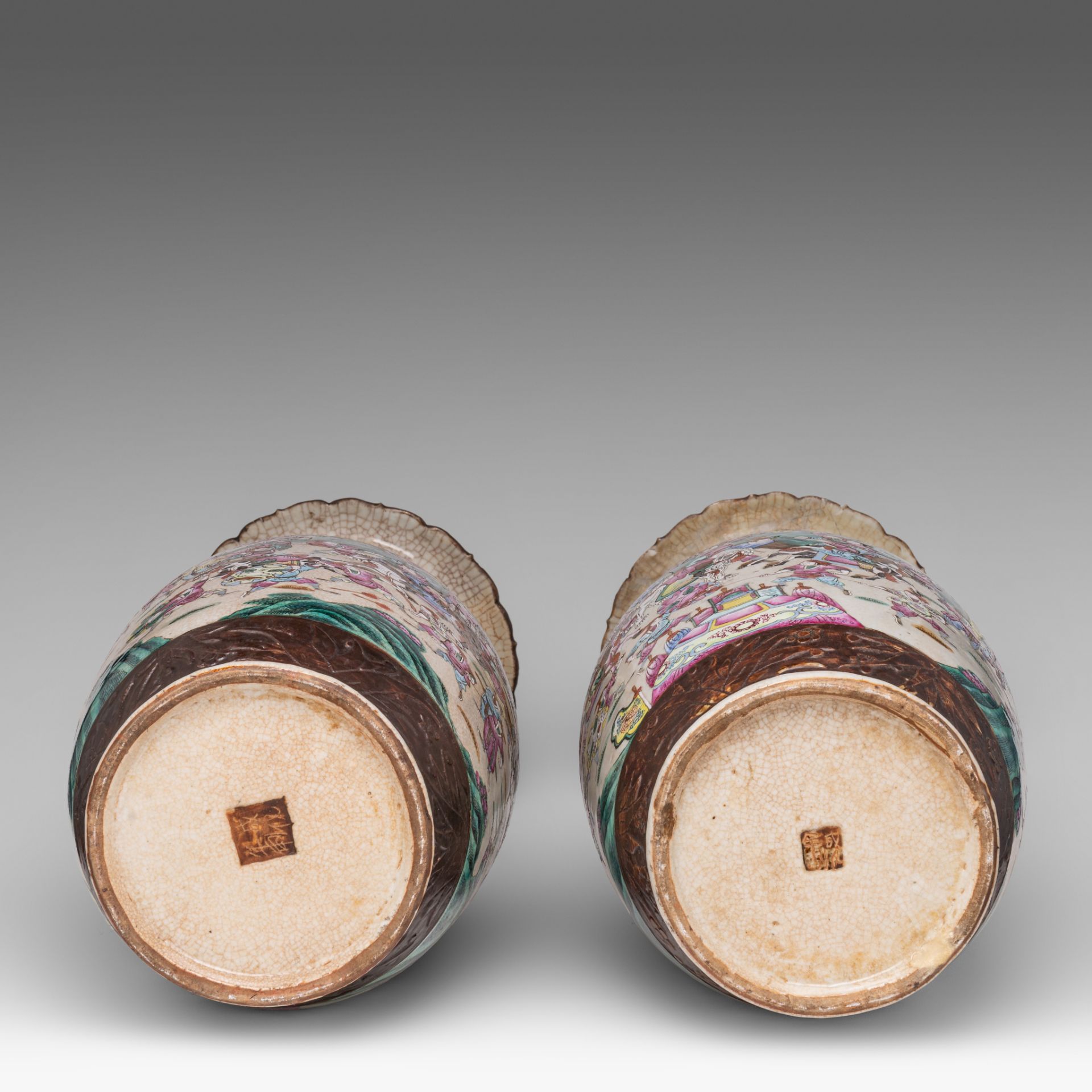 A pair of Chinese famille rose 'Battle scenes' Nanking vases, late 19thC, H 61,5 cm - Bild 6 aus 6