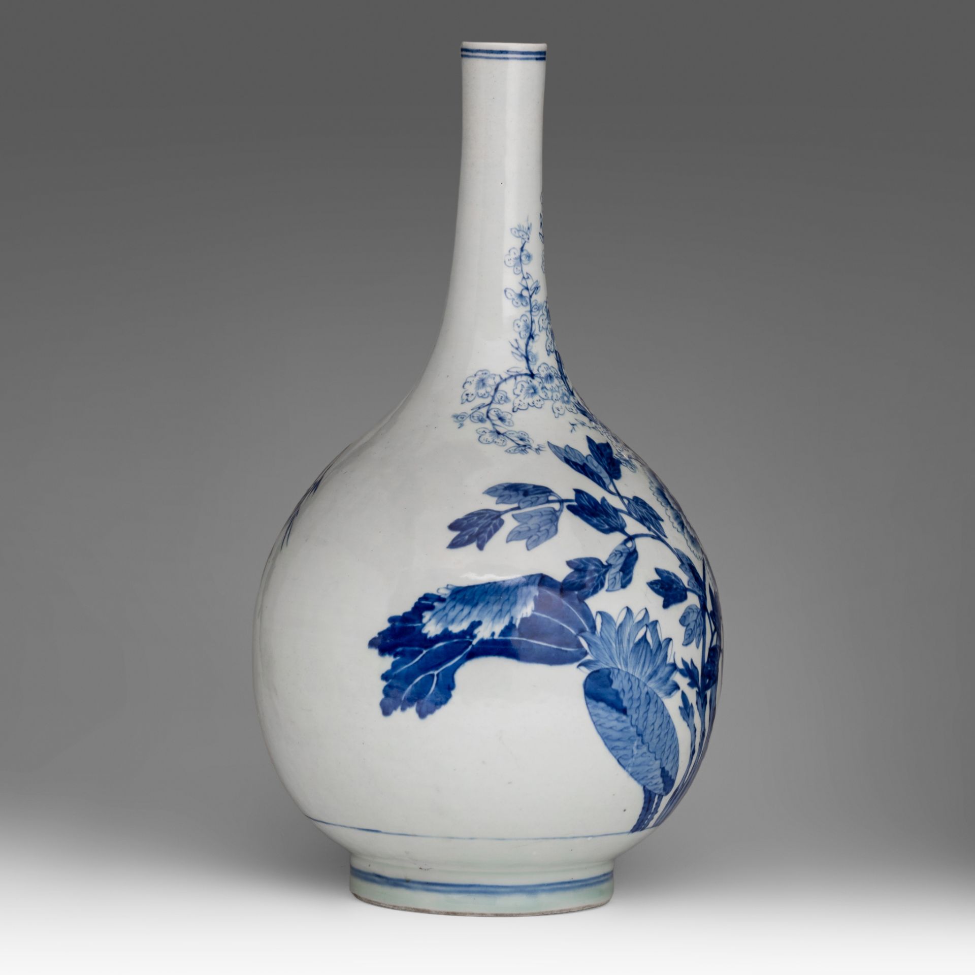 A large and elegant Chinese blue and white 'Flower Garden' bottle vase, late Qing, H 47,5 cm - Bild 4 aus 6