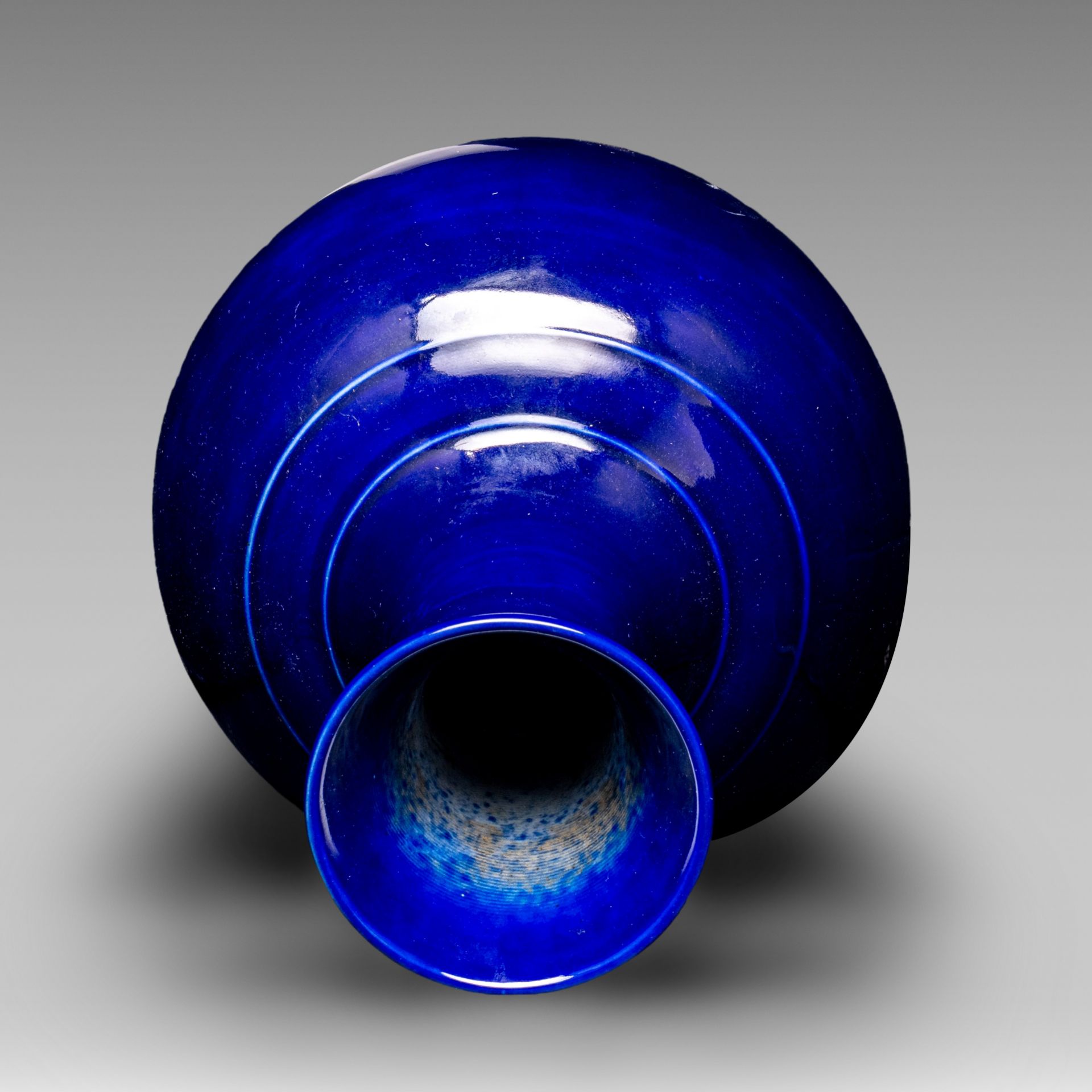 A Chinese monochrome sacrificial blue-glazed bottle vase, 20thC, H 33,5 cm - Bild 6 aus 7