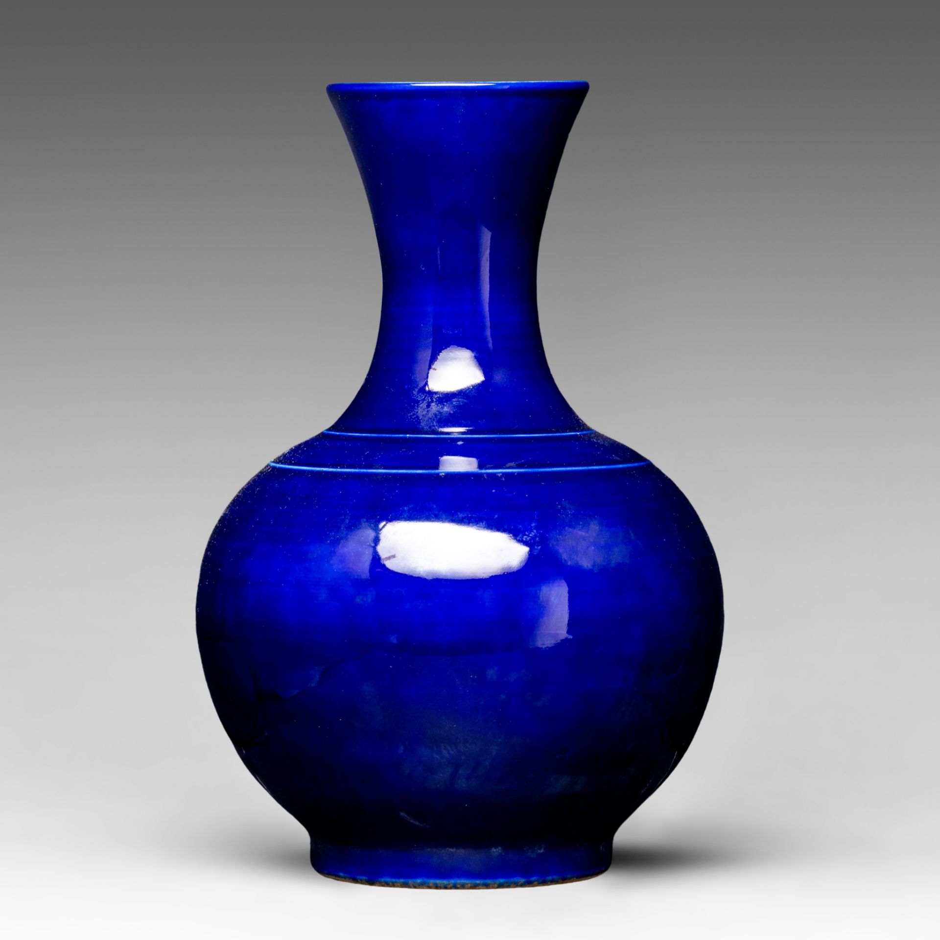 A Chinese monochrome sacrificial blue-glazed bottle vase, 20thC, H 33,5 cm - Bild 4 aus 7