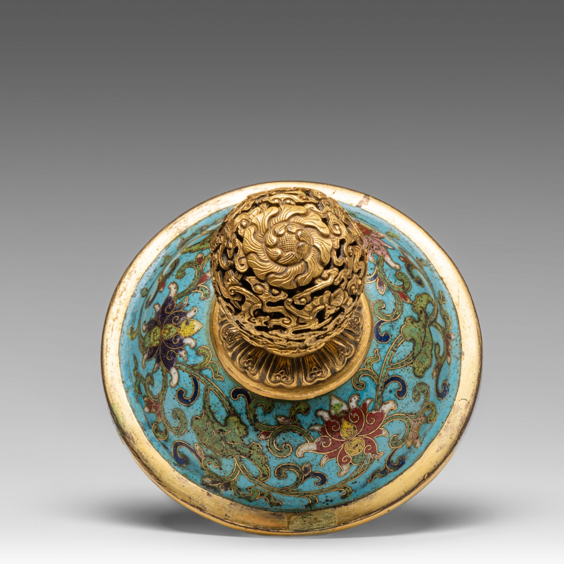 A fine Chinese cloisonne enamelled tripod censer and cover, late 18thC, H 32,8 cm - Image 7 of 8