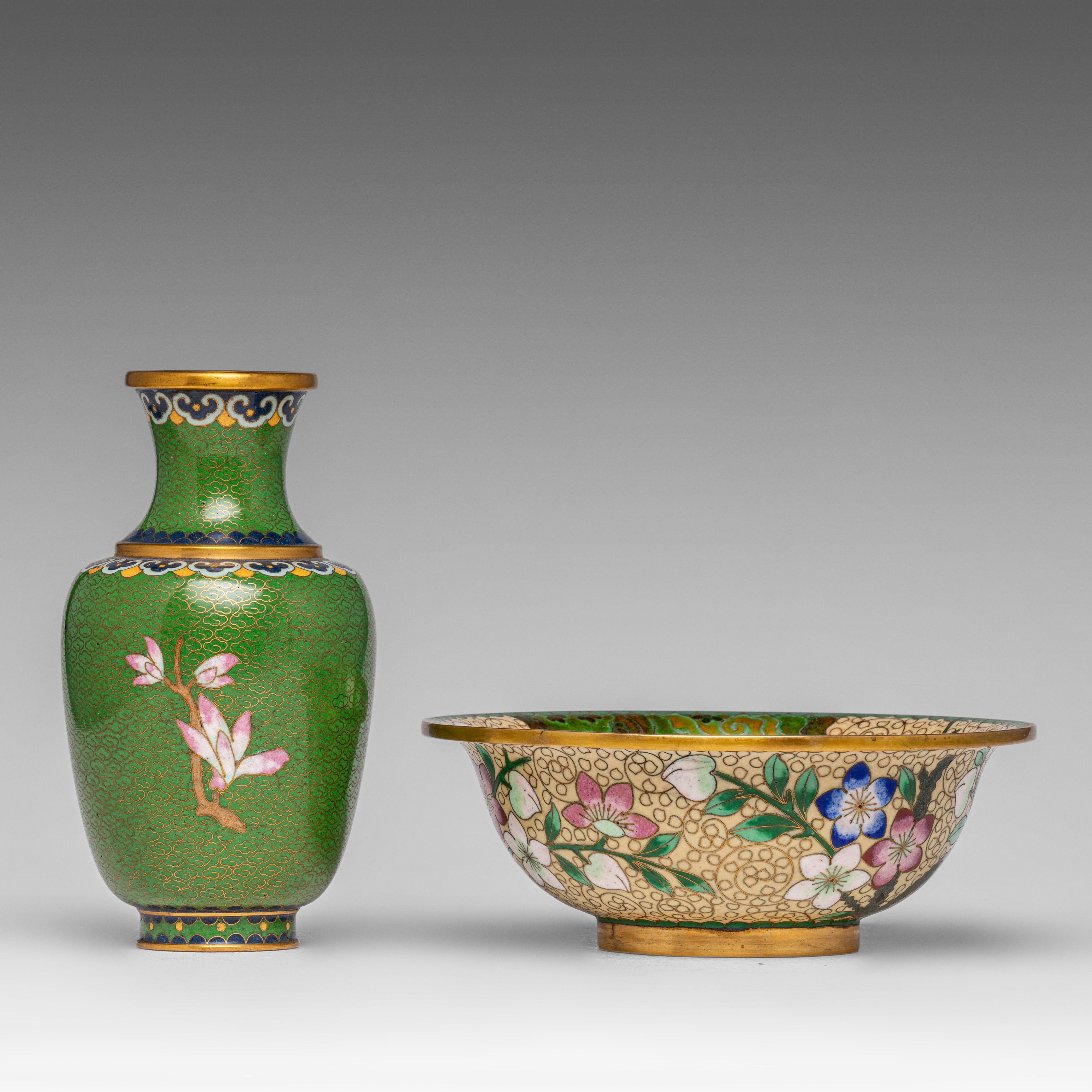 A collection of Chinese famille rose export porcelain ware and cloisonne ware, 19thC and 20thC, tall - Image 10 of 12