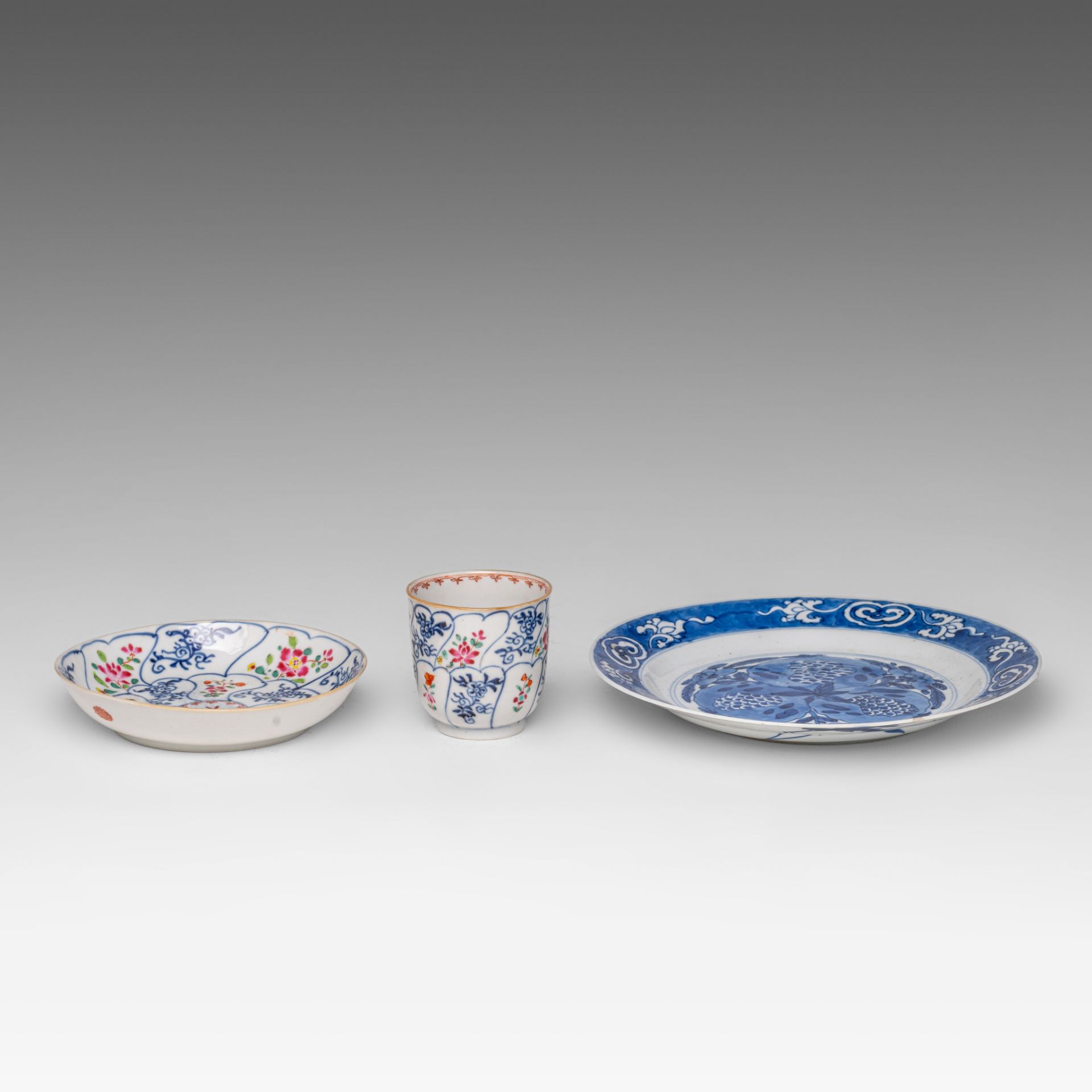 Three sets of Chinese famille rose export porcelain cups and saucers, Yongzheng and Qianlong period - Bild 4 aus 9