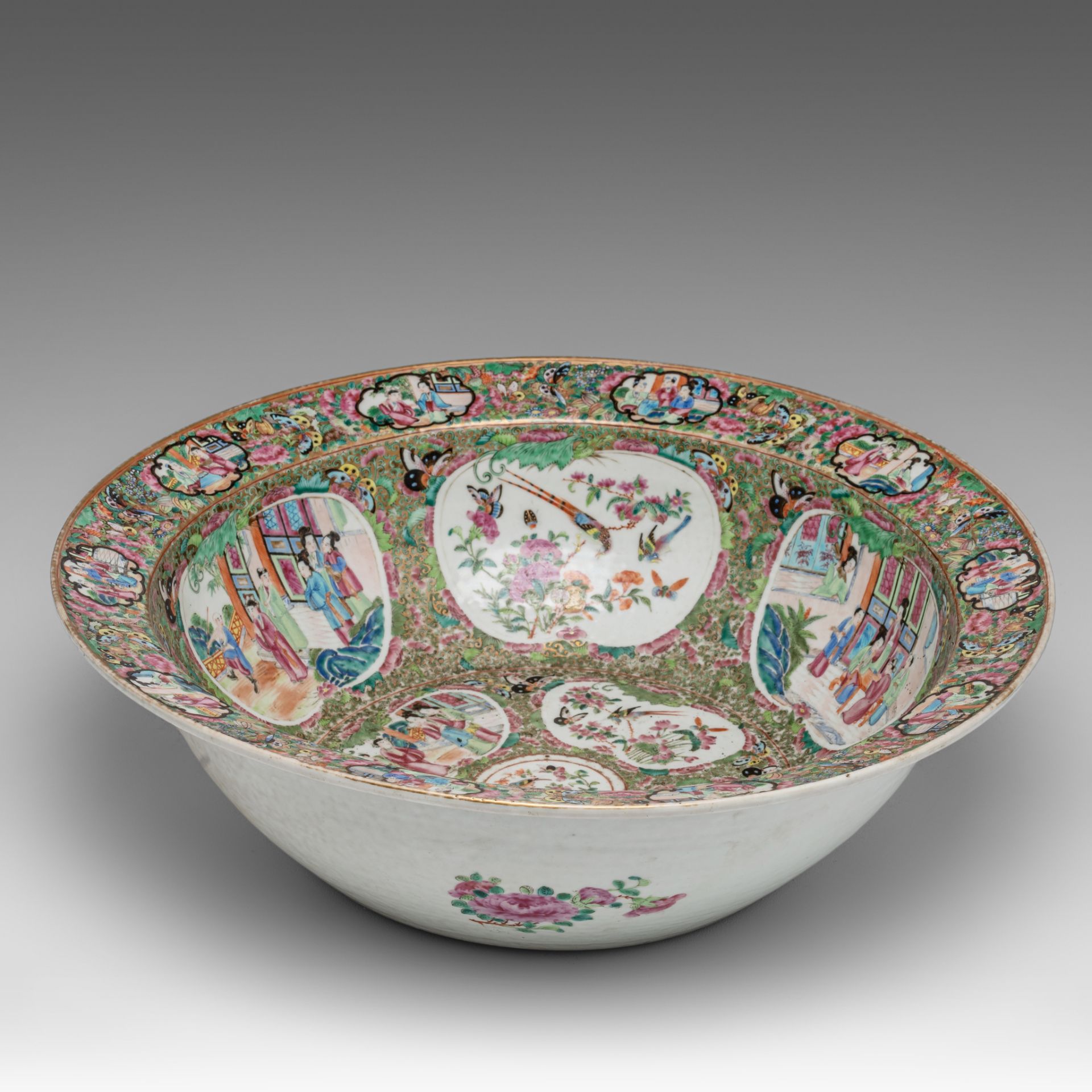 A Chinese Canton famille rose basin bowl, 19thC, dia 47 - H 14,5 cm - Bild 5 aus 9