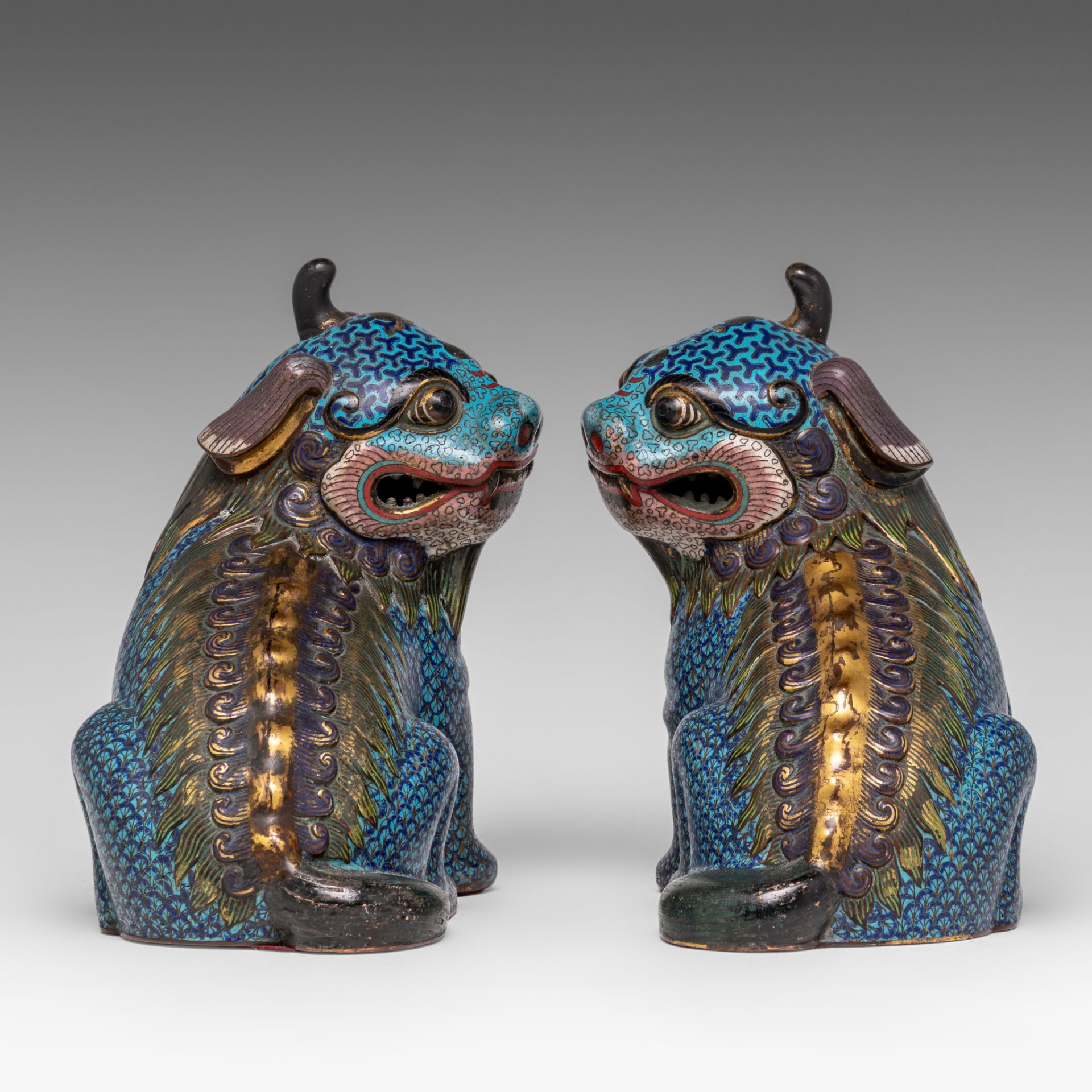 A pair of Chinese cloisonne enamelled figures of a Qilin, late Qing, L 20 - H 21 cm - Weight g - Image 5 of 7