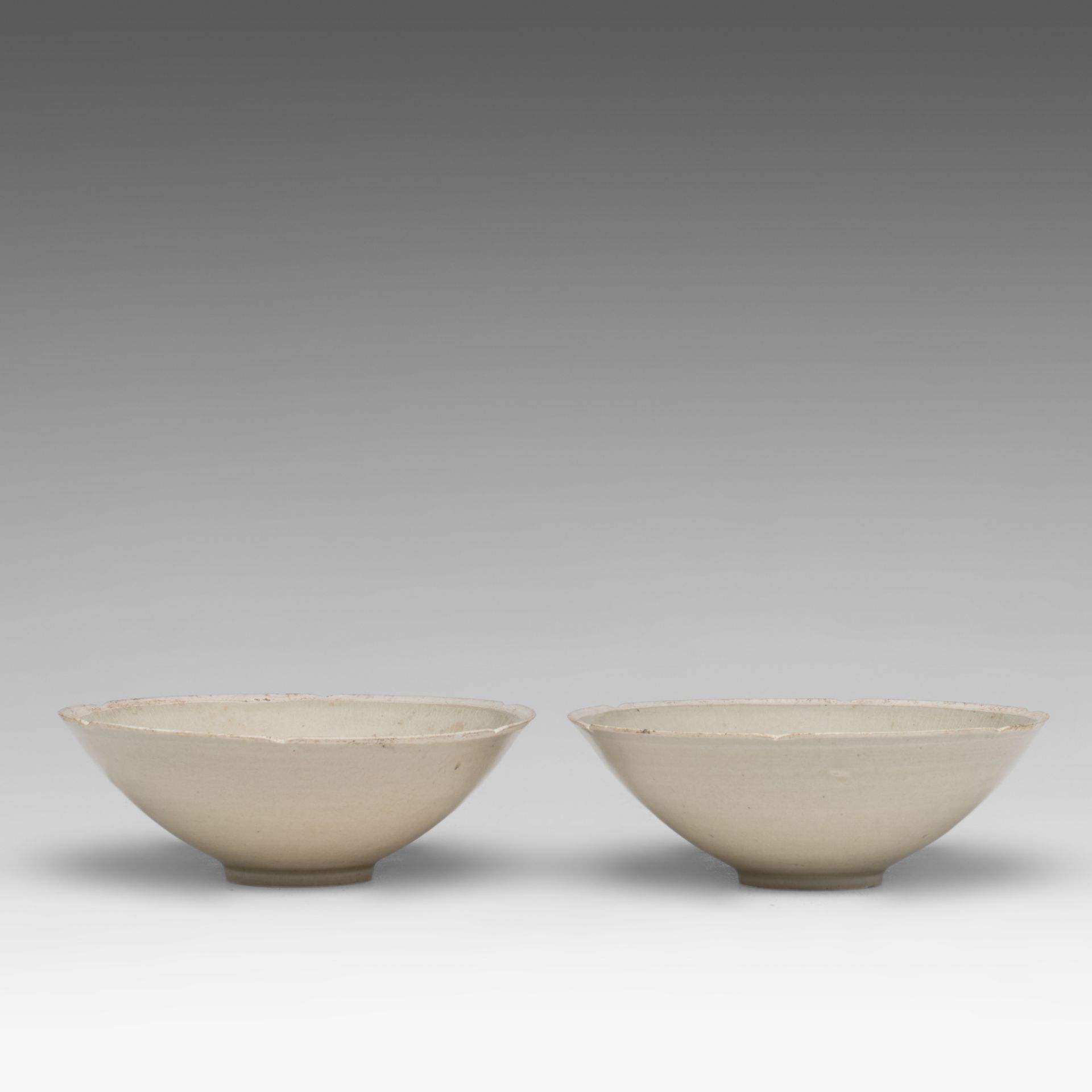 A pair of Chinese incised qingbai bowls, Song-Ming dynasty, dia 20 - H 7,3 cm - Image 7 of 8