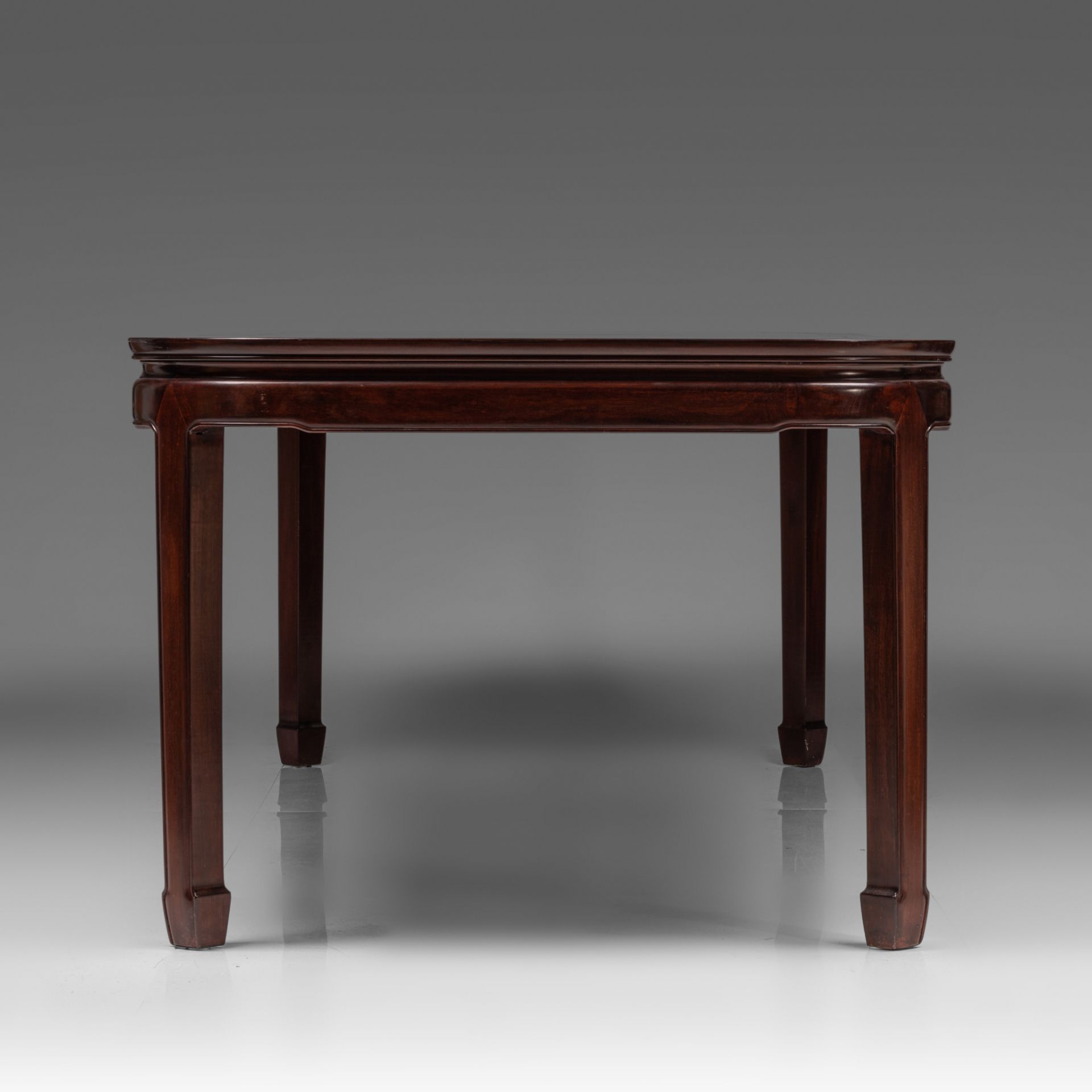 A Chinese rosewood dinner ensemble: dinner table (incl. extend) and ten chairs, 20thC, H 76 - 240 x - Bild 14 aus 18